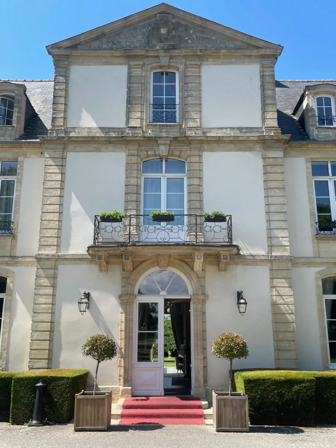 Facade/entrance in Grand Hôtel "Château de Sully" - Piscine & Spa -Teritoria