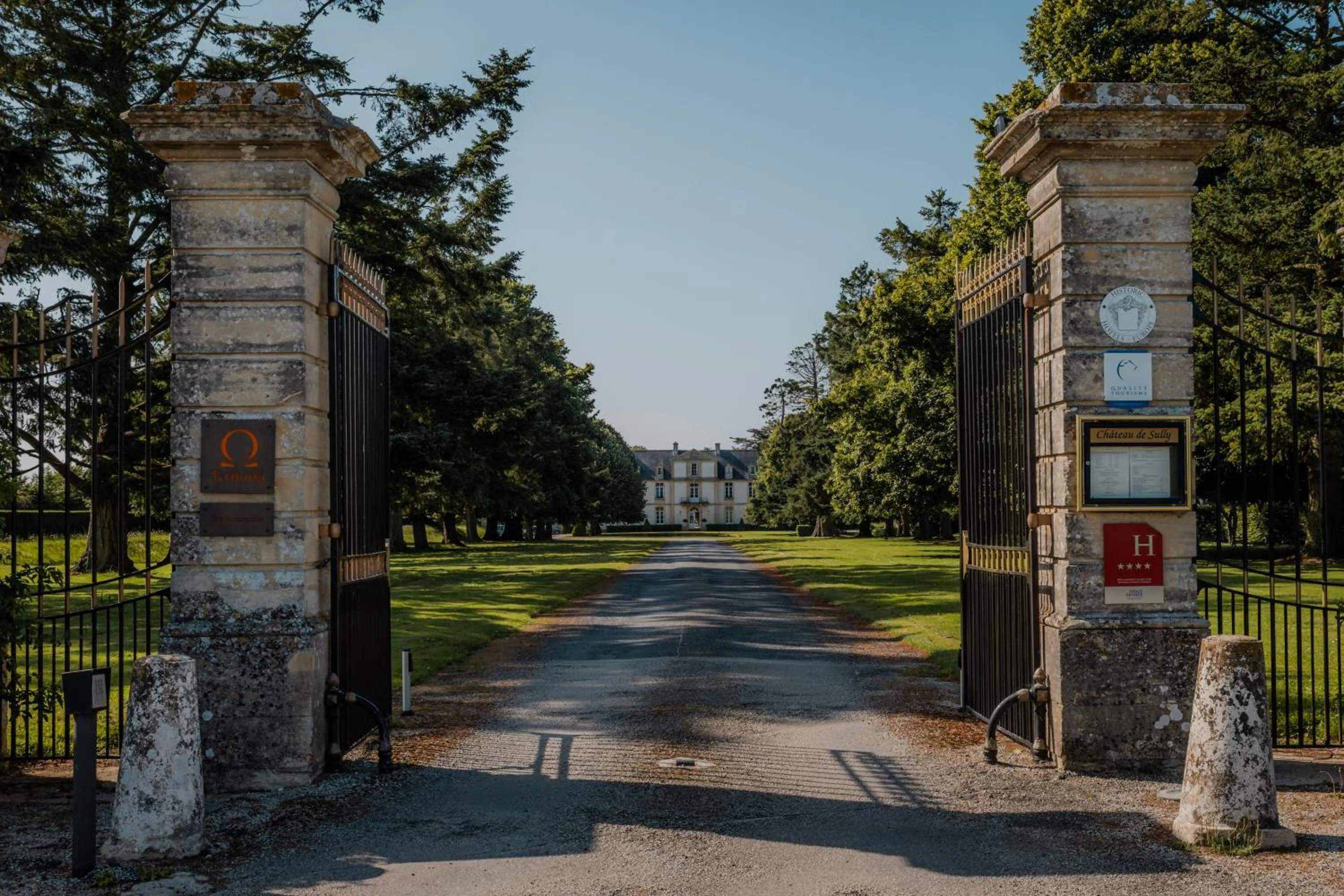 Facade/entrance in Grand Hôtel "Château de Sully" - Piscine & Spa -Teritoria