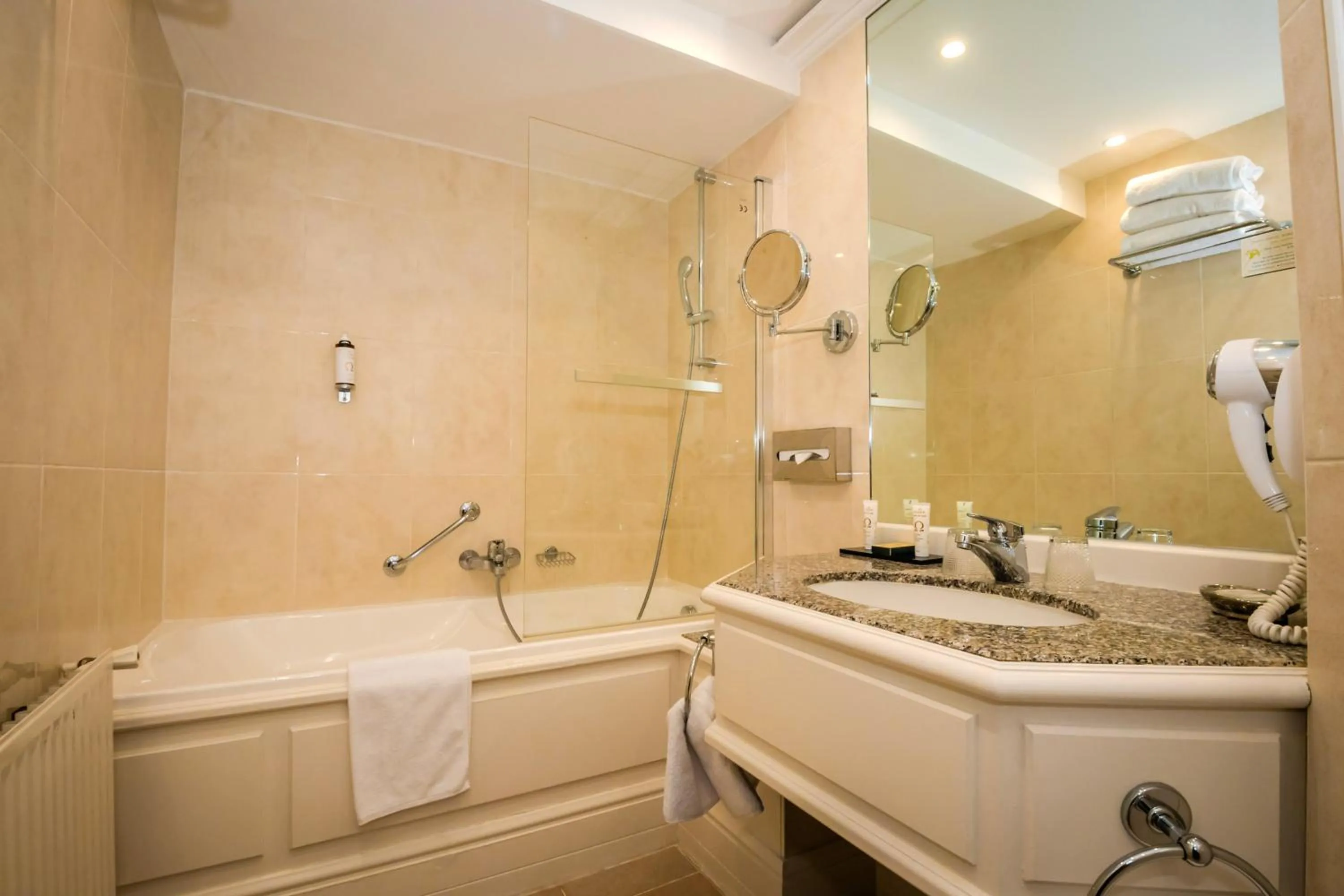 Bathroom in Grand Hôtel "Château de Sully" - Piscine & Spa -Teritoria