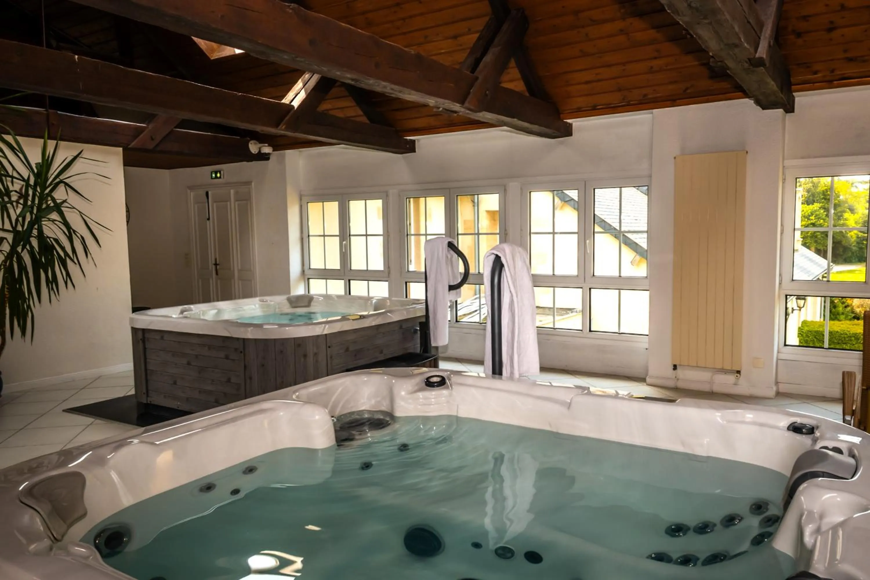 Spa and wellness centre/facilities in Grand Hôtel "Château de Sully" - Piscine & Spa -Teritoria