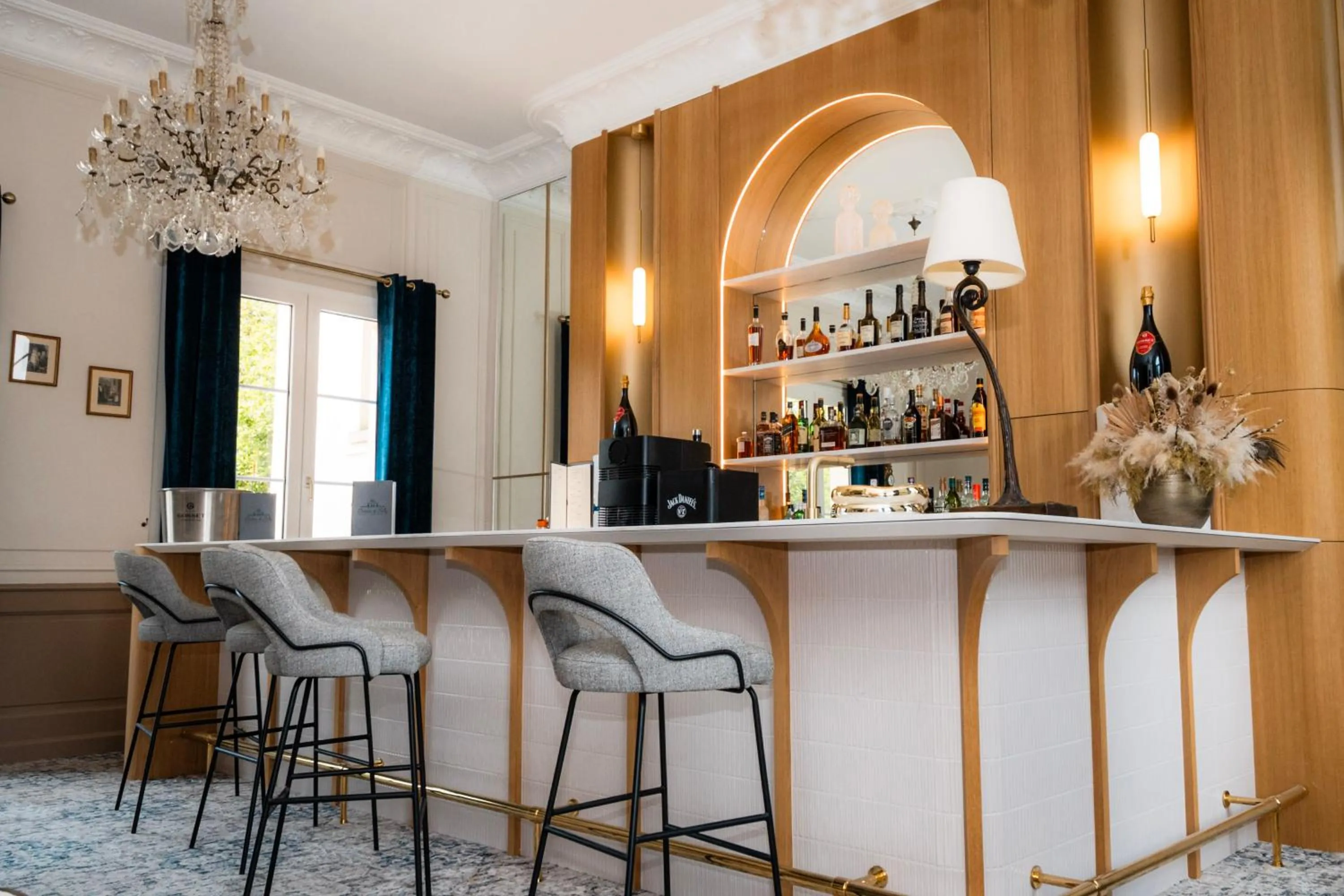 Lounge or bar in Grand Hôtel "Château de Sully" - Piscine & Spa -Teritoria