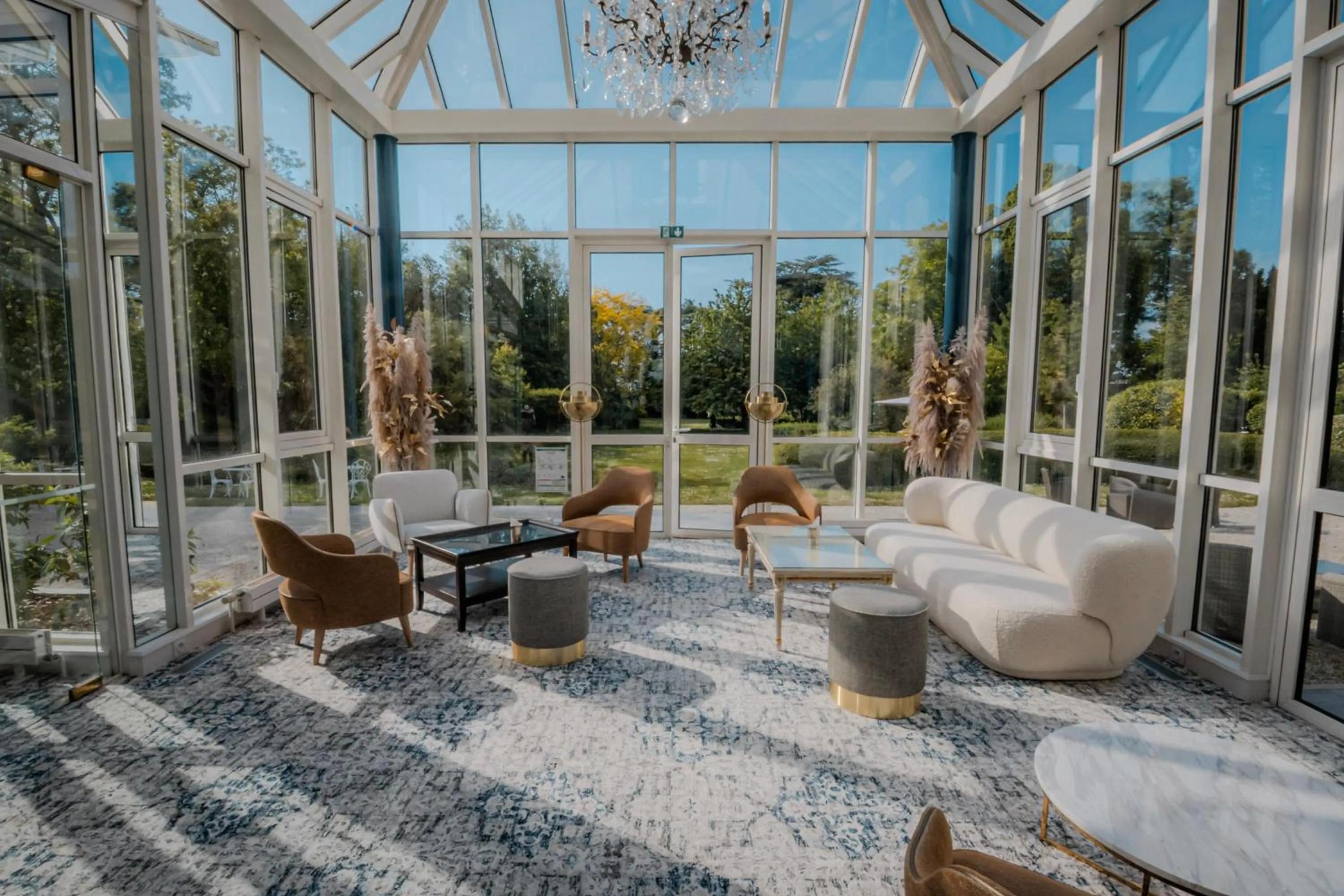 Living room in Grand Hôtel "Château de Sully" - Piscine & Spa -Teritoria