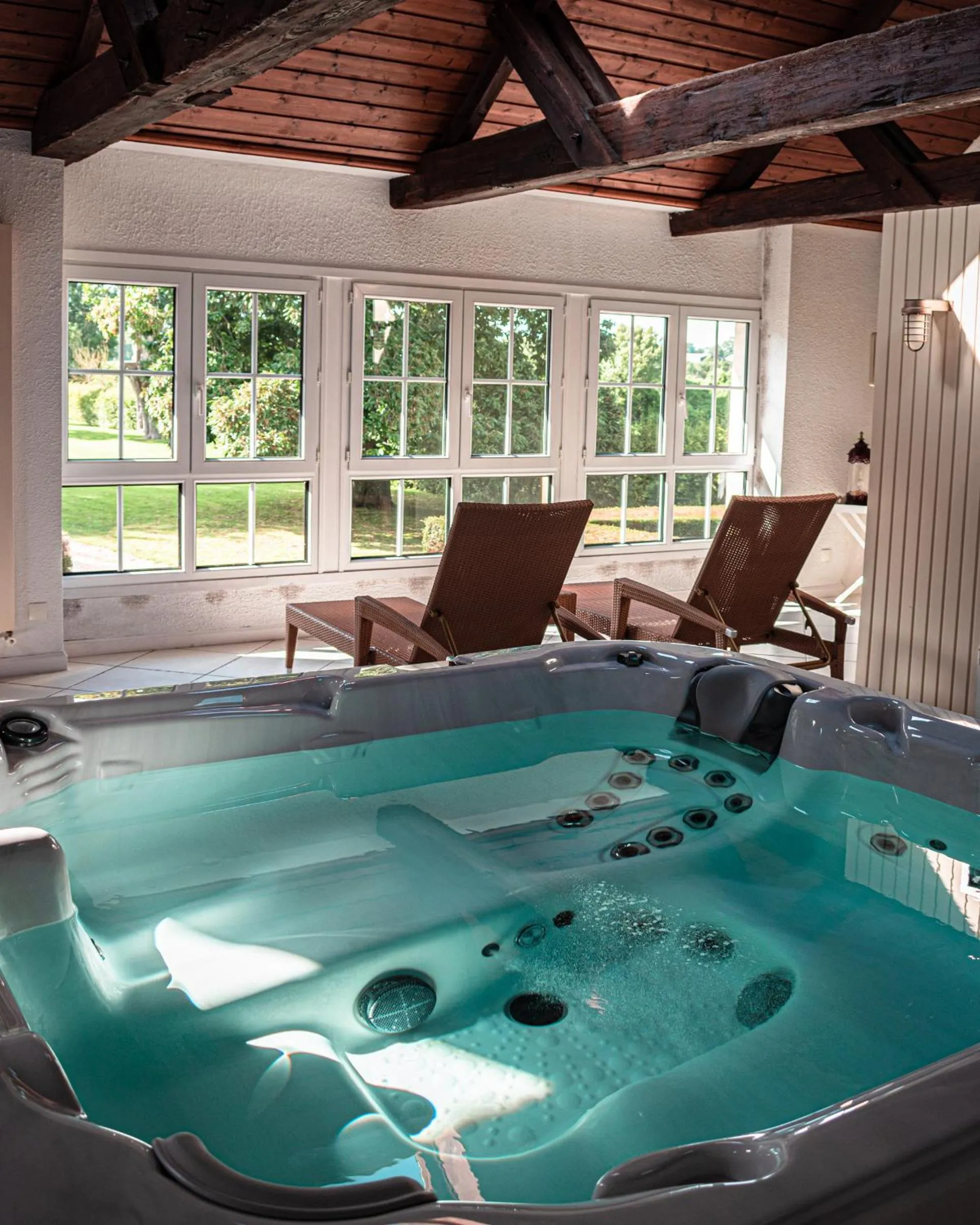 Hot Tub in Grand Hôtel "Château de Sully" - Piscine & Spa