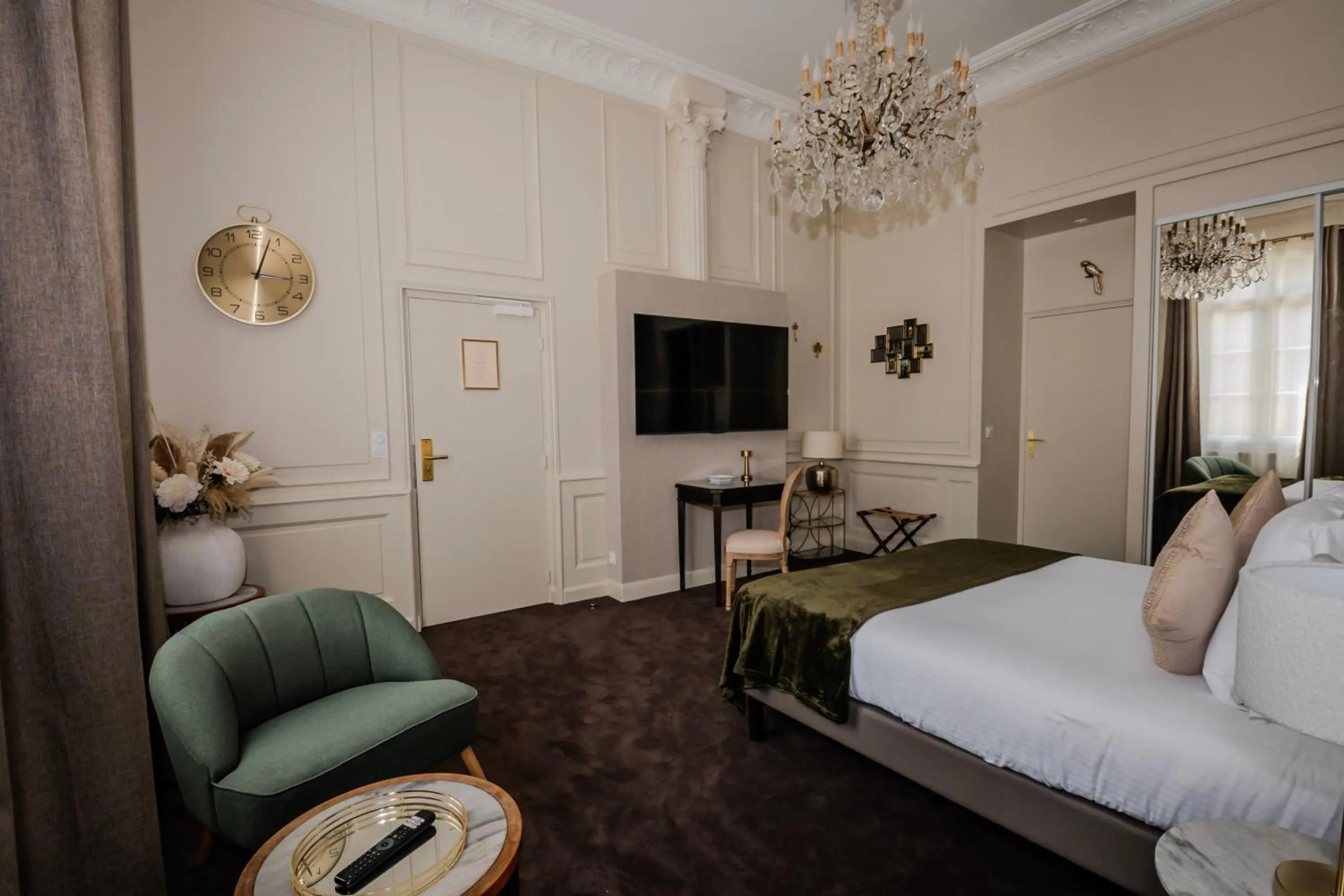 Bedroom, Bed in Grand Hôtel "Château de Sully" - Piscine & Spa -Teritoria