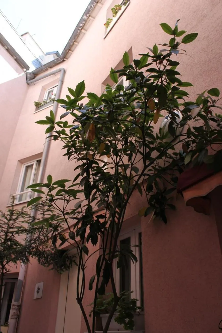 Facade/entrance in Hôtel Aladin