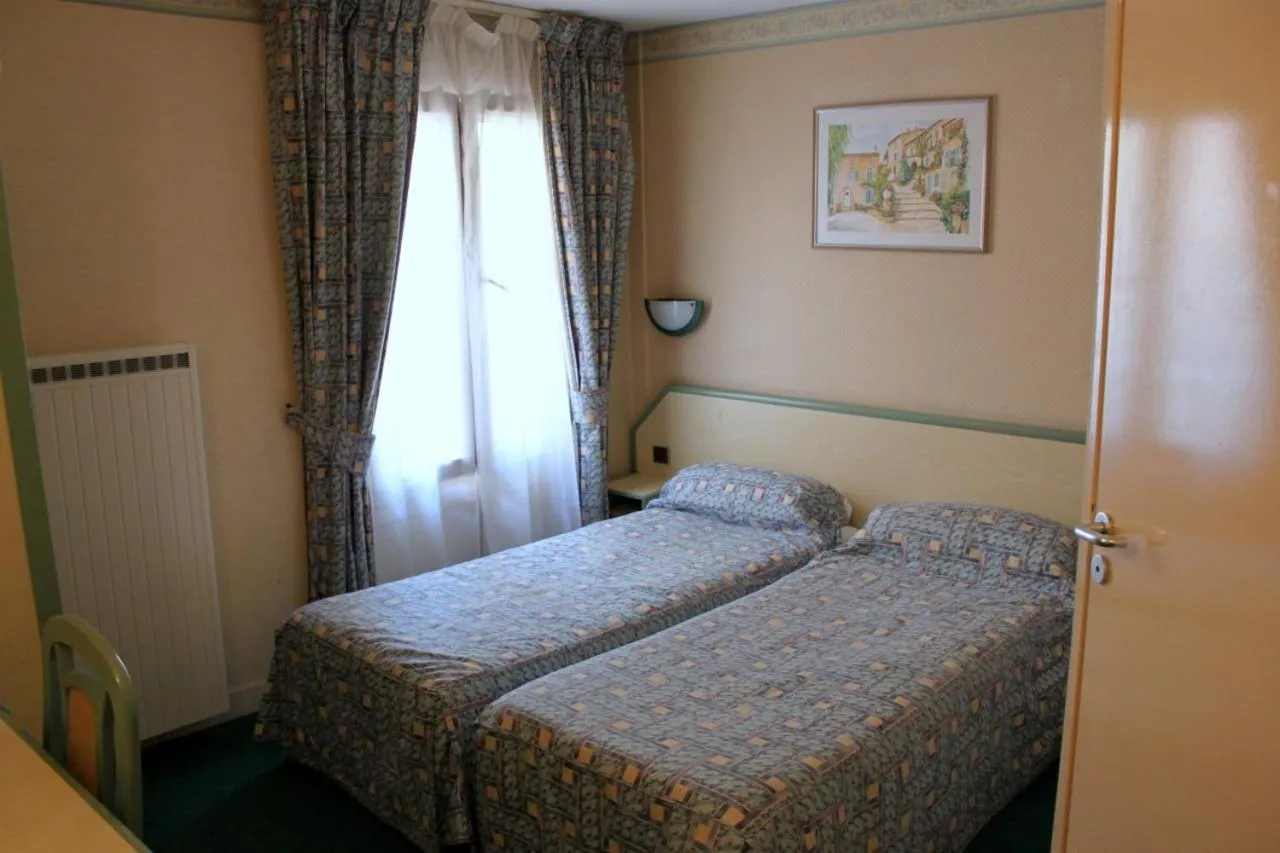 Photo of the whole room in Hôtel Aladin