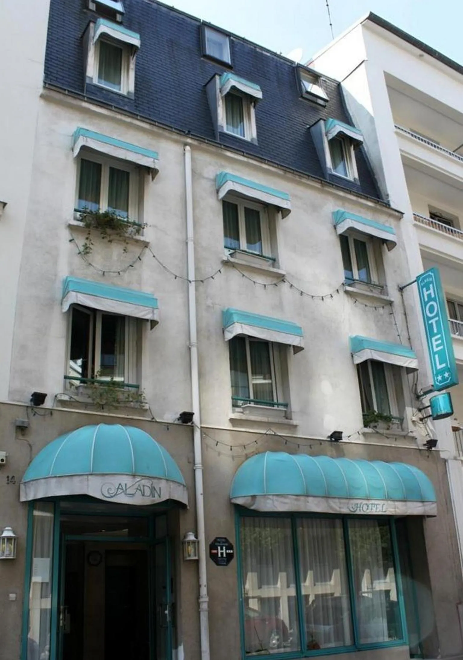 Facade/entrance in Hôtel Aladin