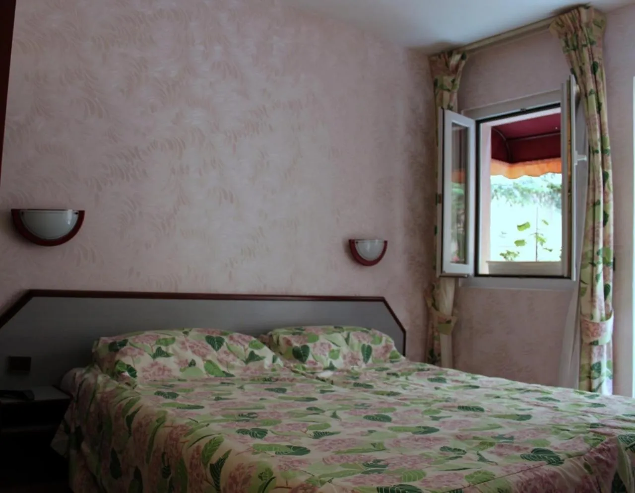 Photo of the whole room in Hôtel Aladin