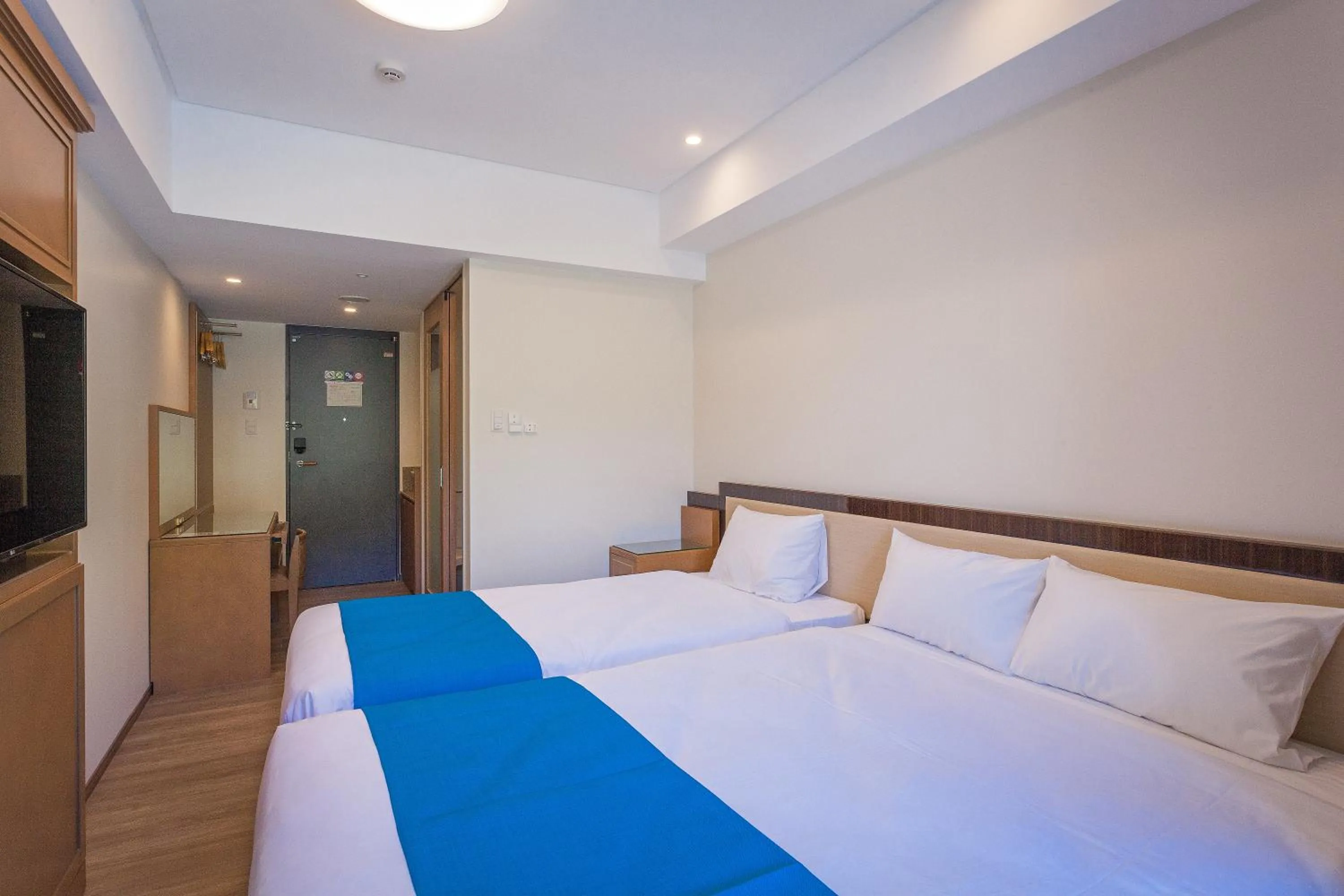 Photo of the whole room, Bed in Kariyushi LCH. Resort