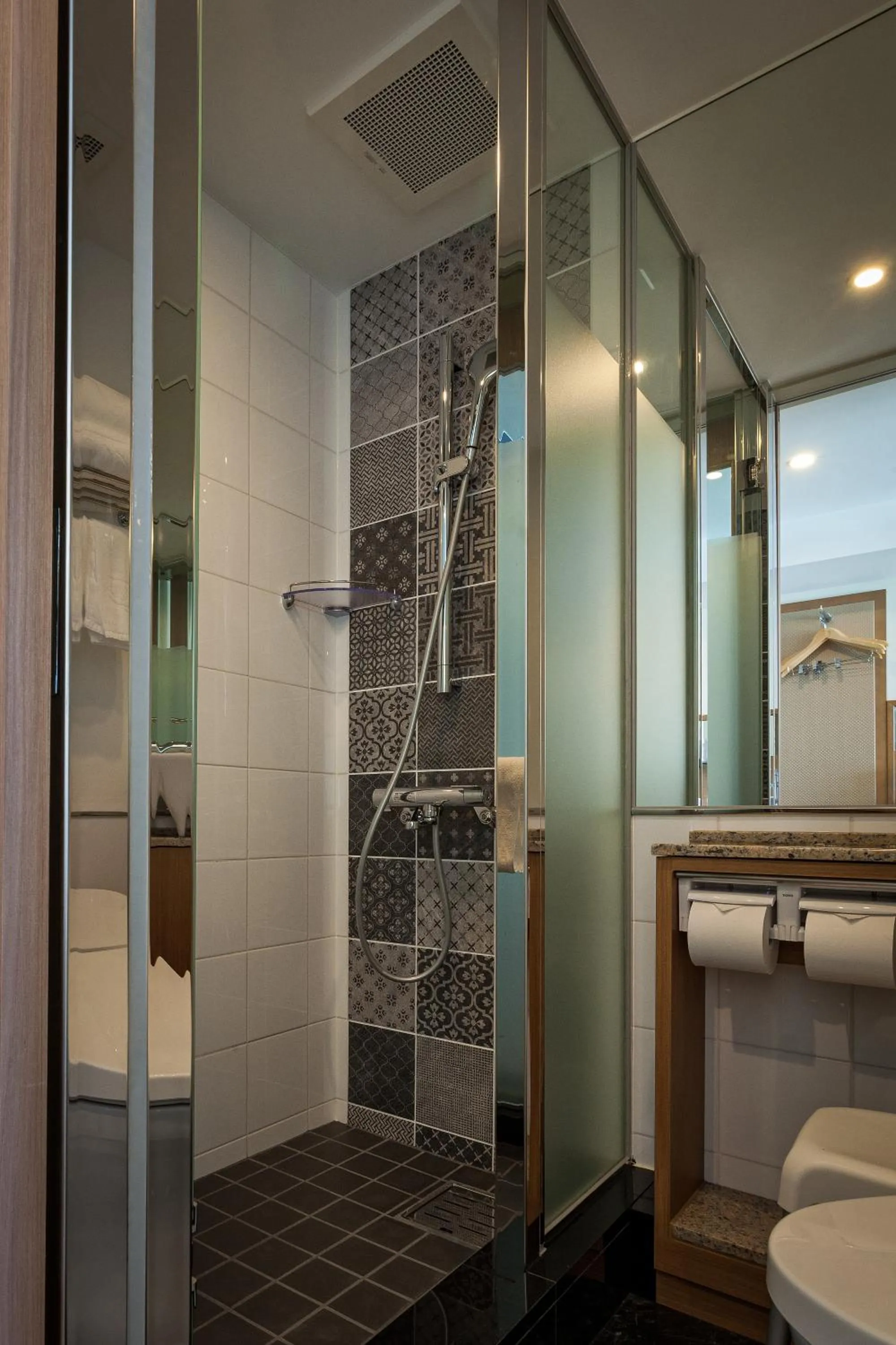 Shower in Kariyushi LCH. Resort