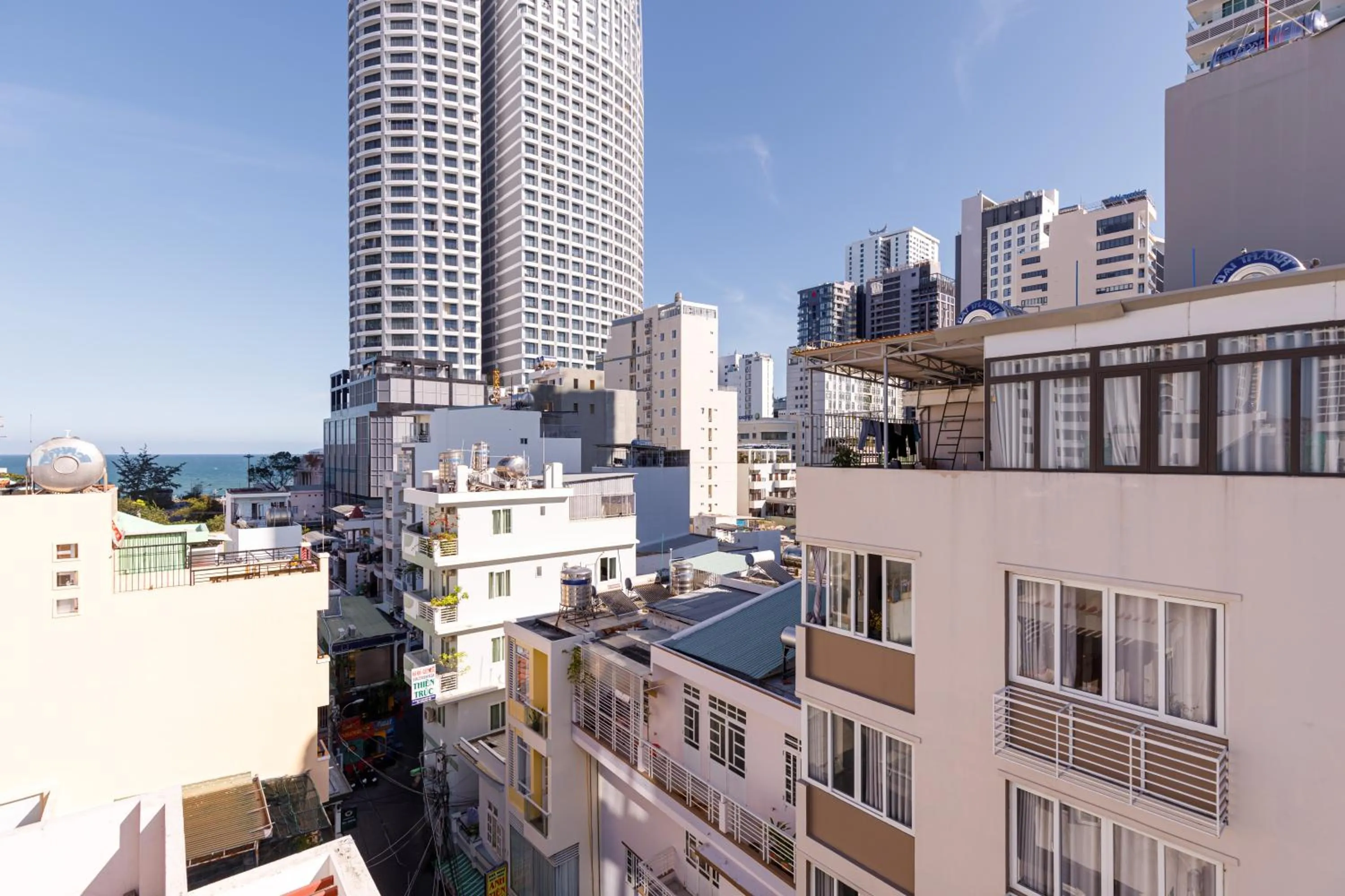 Neighbourhood in Moschino HT