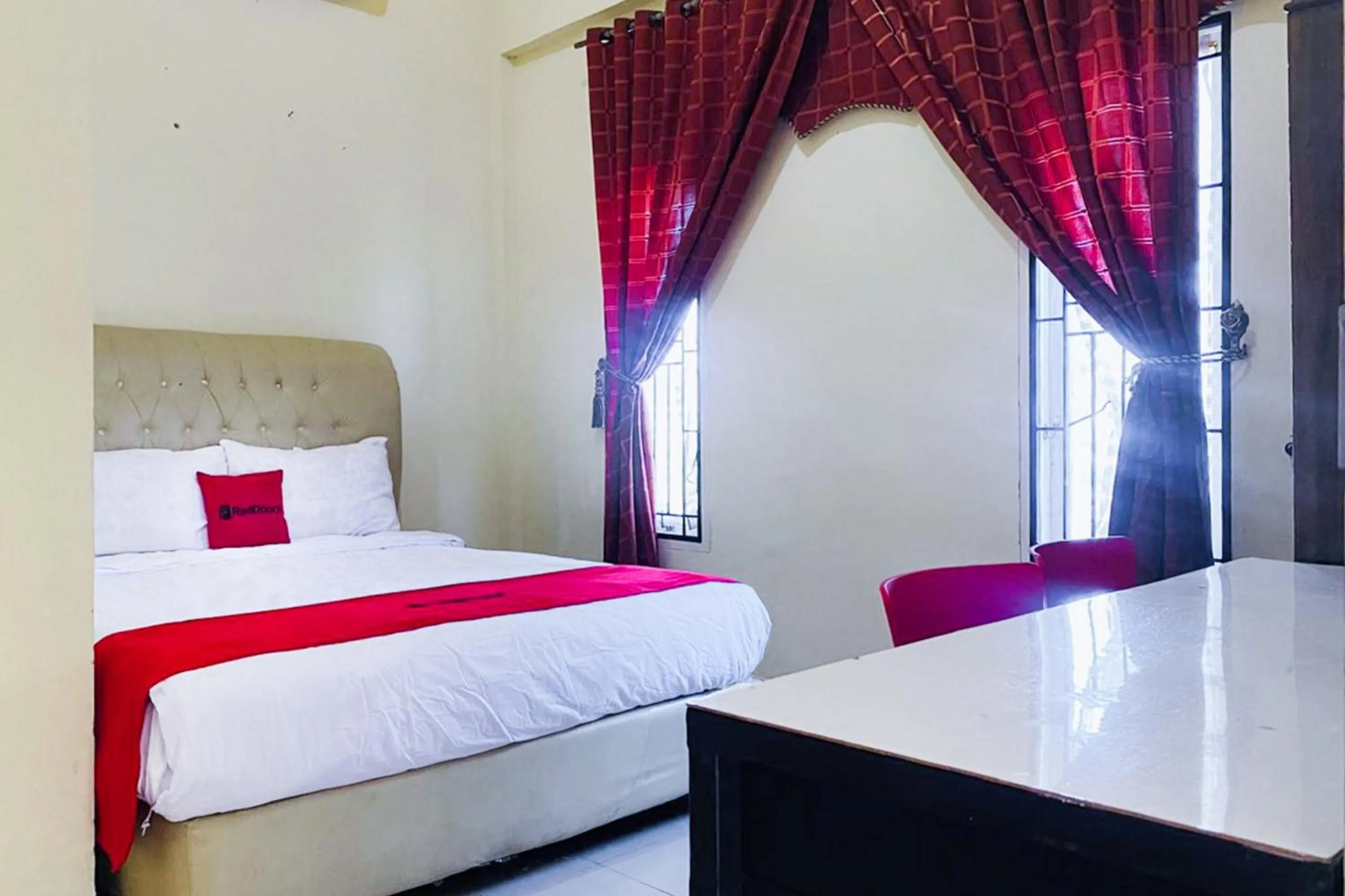 Bedroom, Bed in RedDoorz Syariah at Diva Residen Kasturi 1