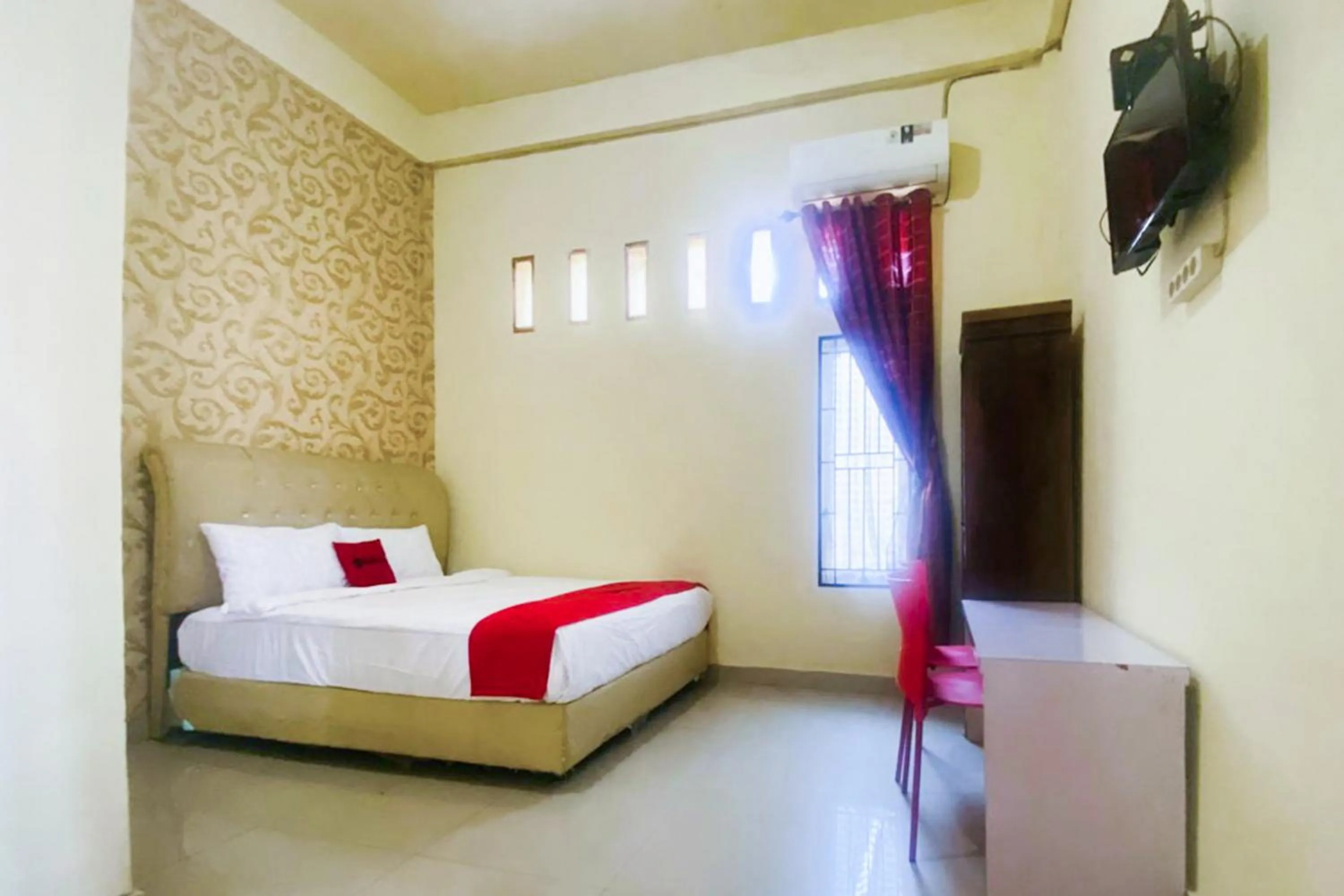 Bedroom, Bed in RedDoorz Syariah at Diva Residen Kasturi 1
