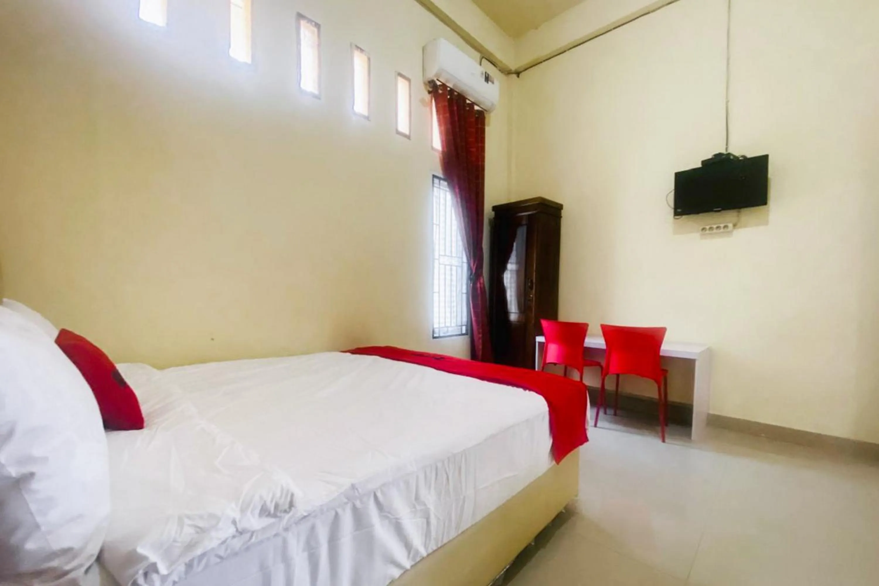 Bedroom, Bed in RedDoorz Syariah at Diva Residen Kasturi 1