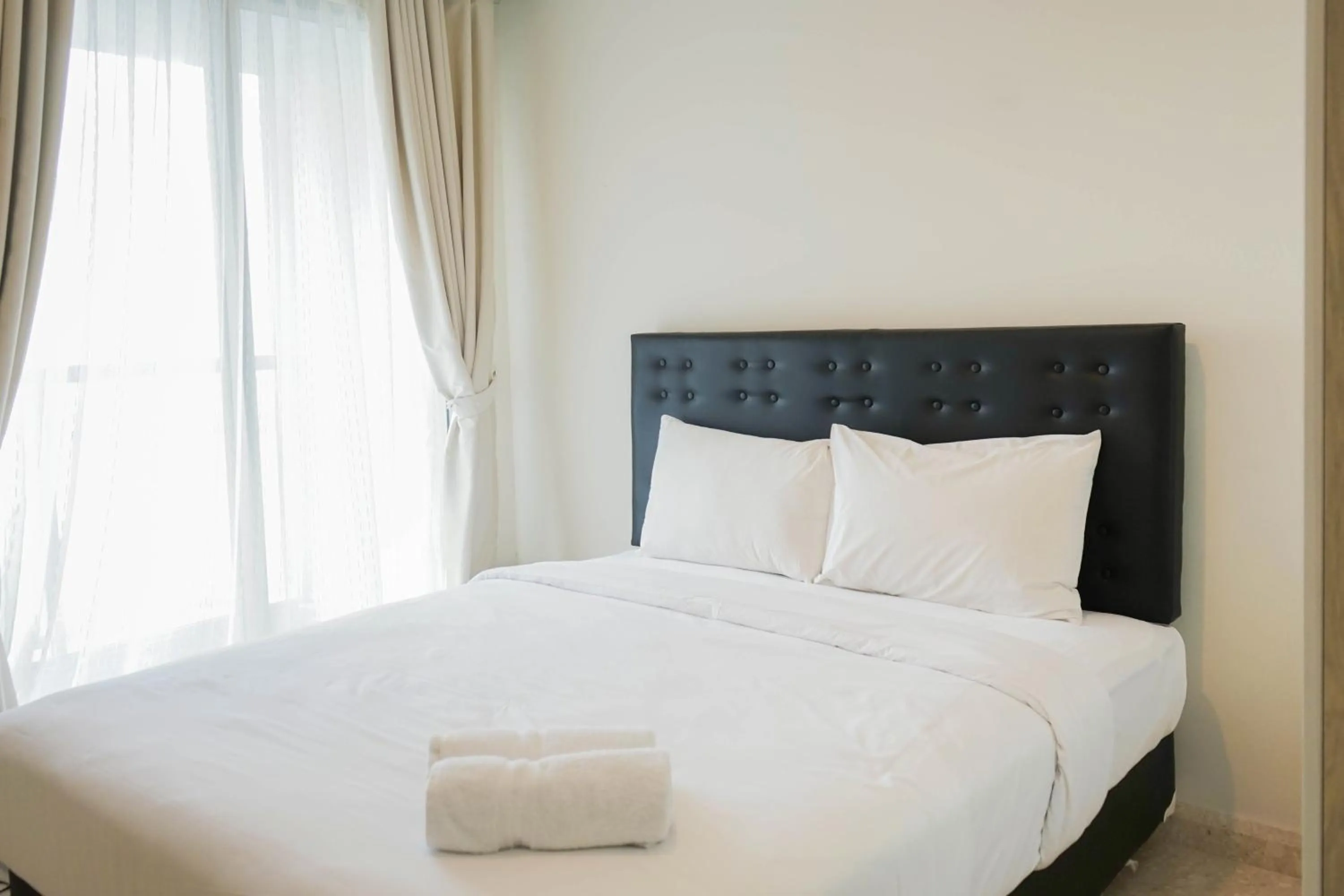 Bed in New Furnished Studio with Sea View at Gold Coast Apartment By Travelio