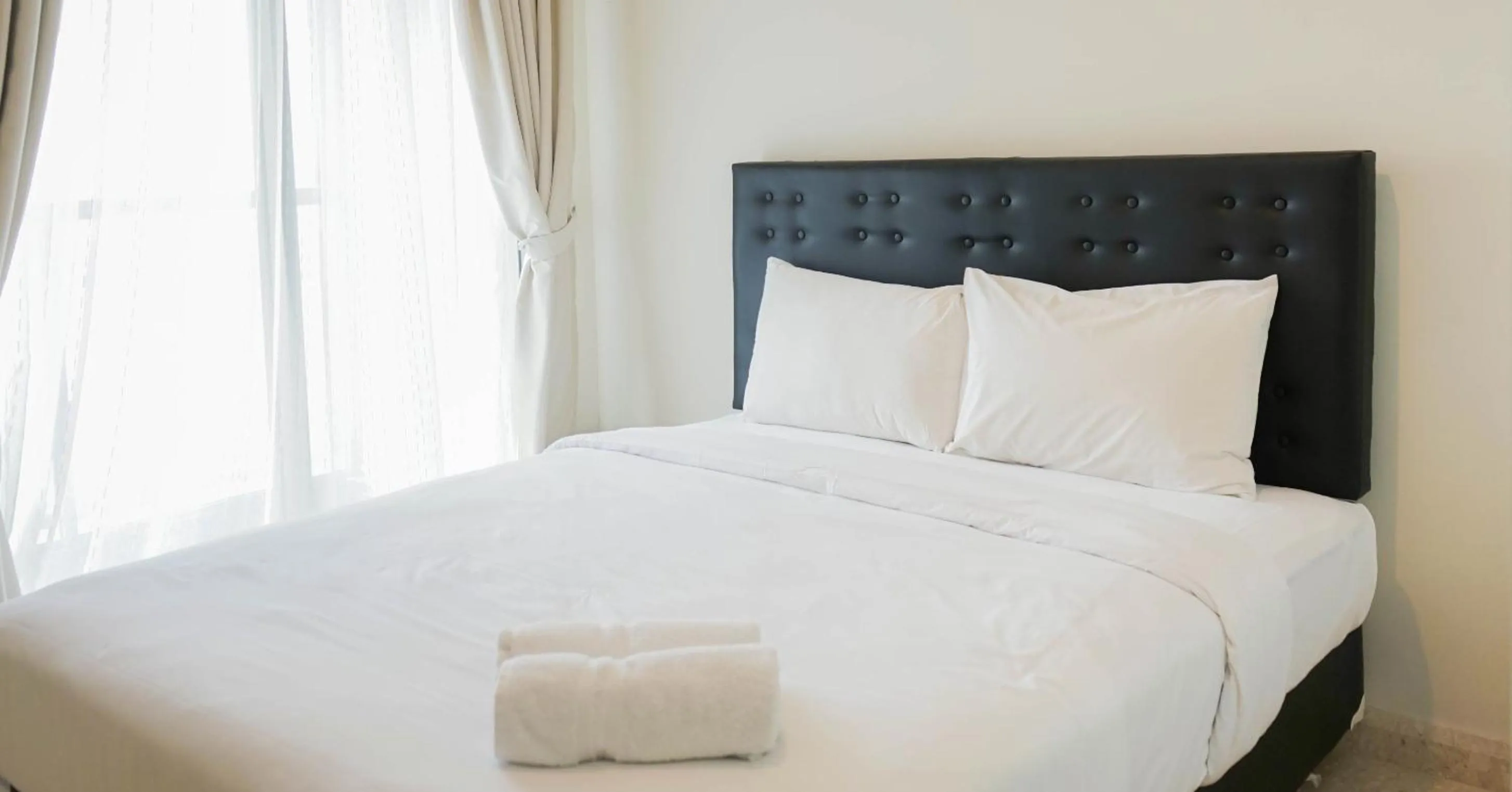 Bed in New Furnished Studio with Sea View at Gold Coast Apartment By Travelio