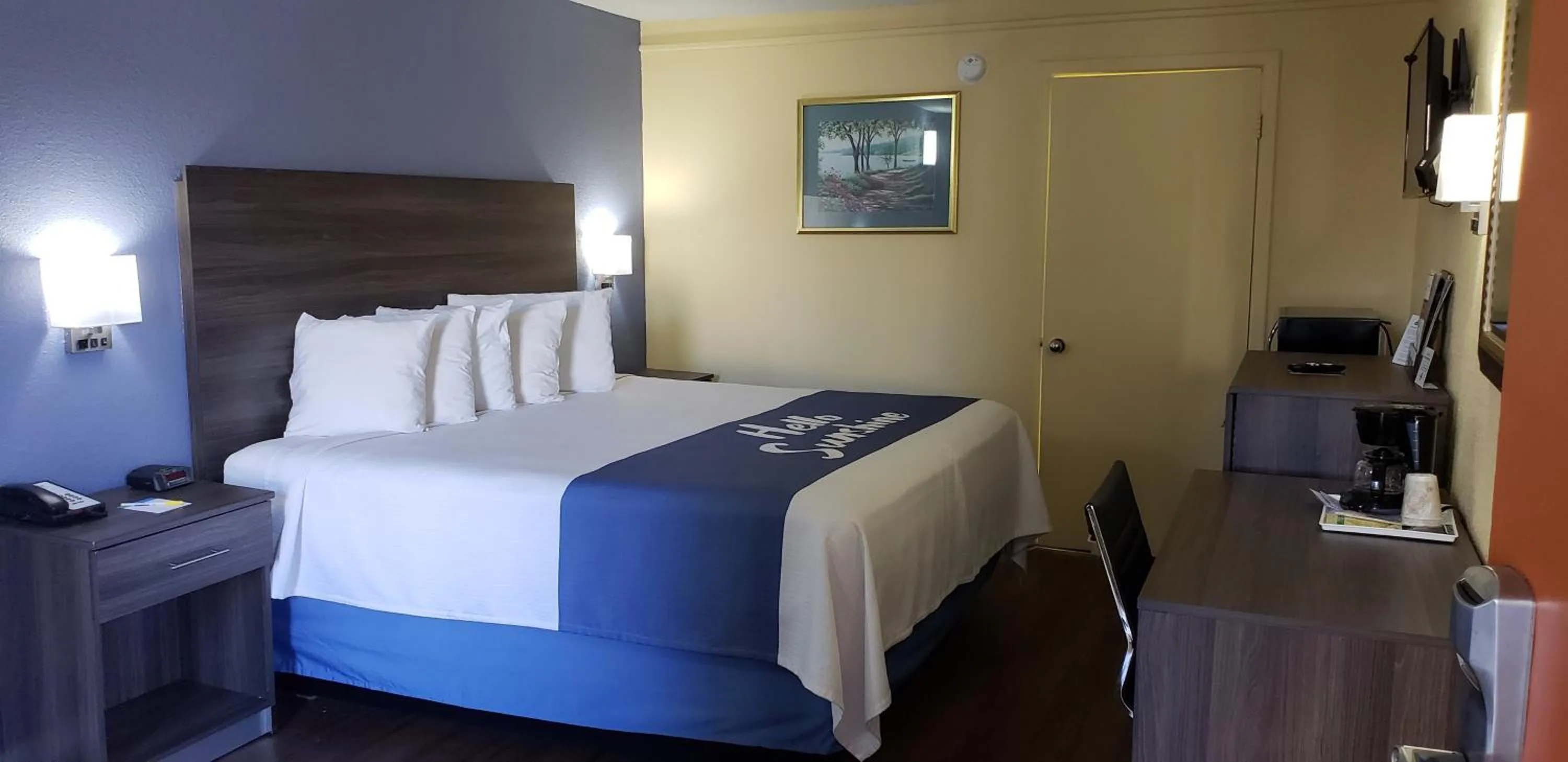 Bed in Days Inn by Wyndham Hampton Near Coliseum Convention Center