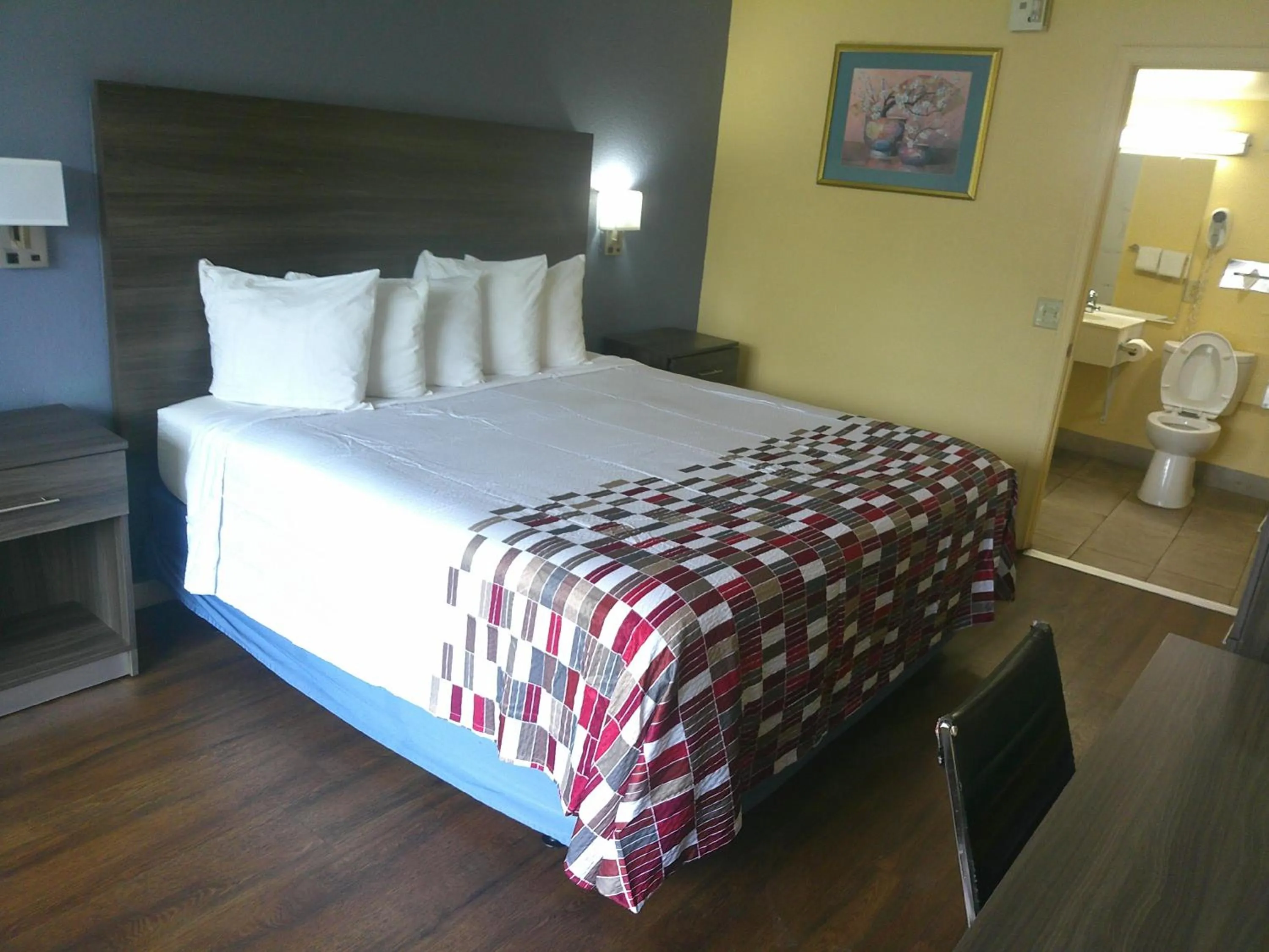 Bedroom, Bed in Red Roof Inn Hampton Coliseum