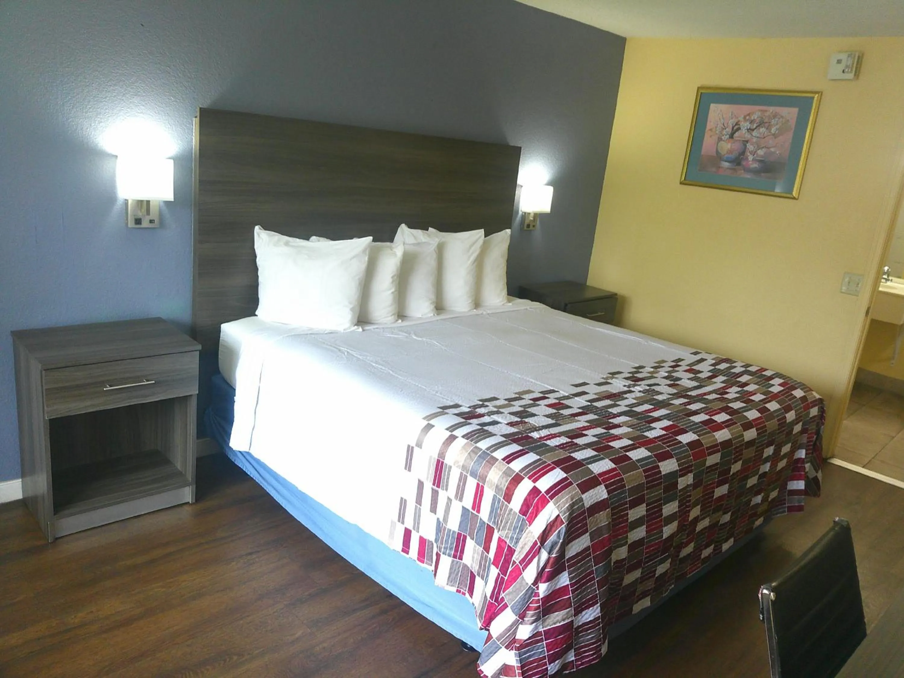 Bedroom, Bed in Red Roof Inn Hampton Coliseum