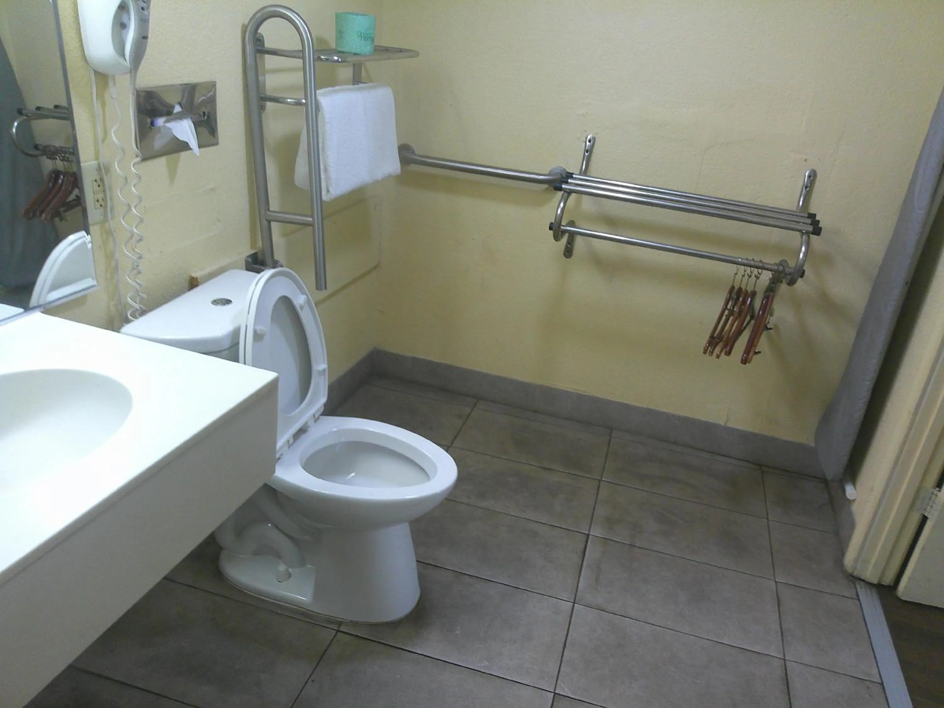 Bathroom in Red Roof Inn Hampton Coliseum