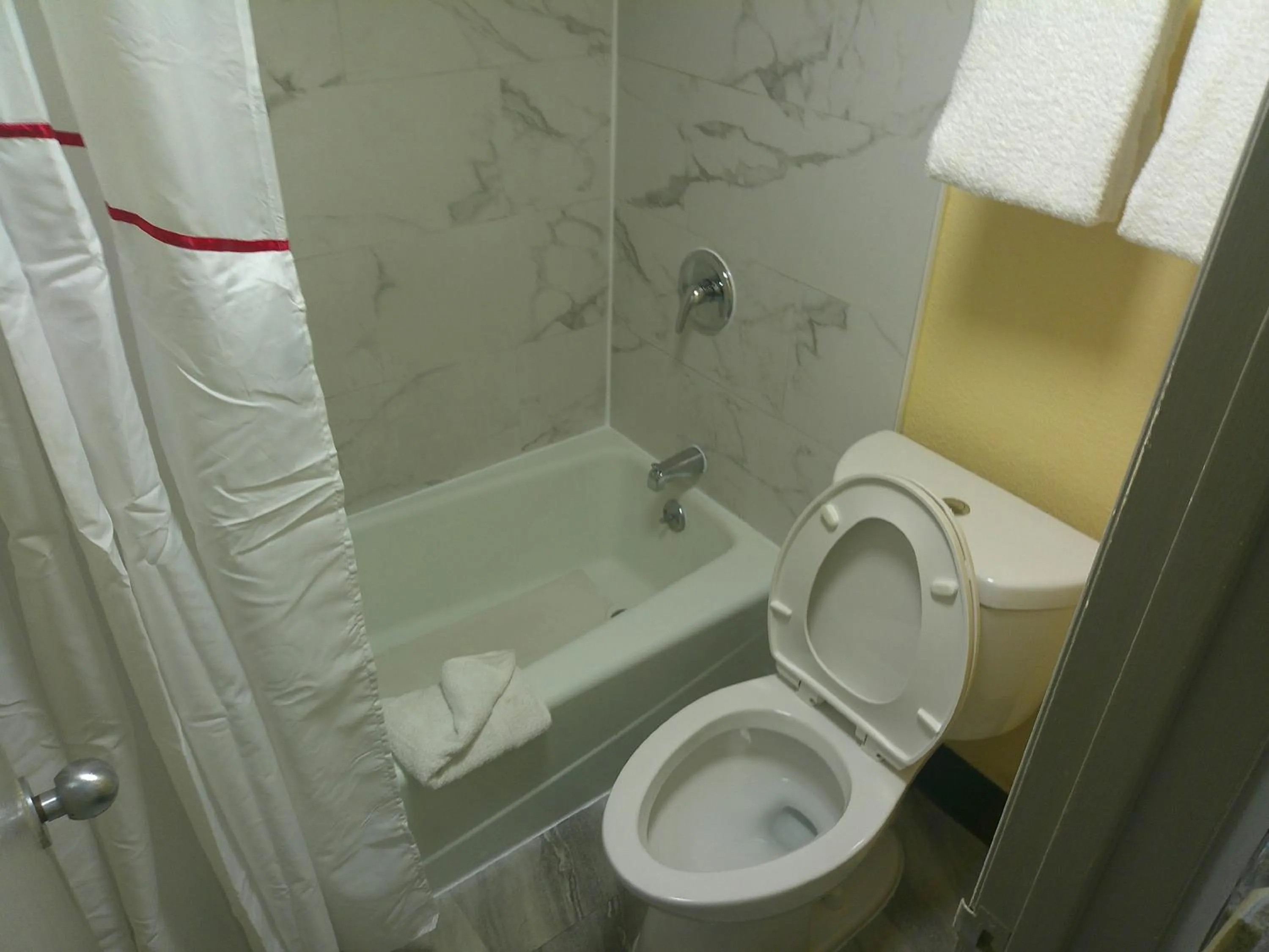 Bathroom in Red Roof Inn Hampton Coliseum