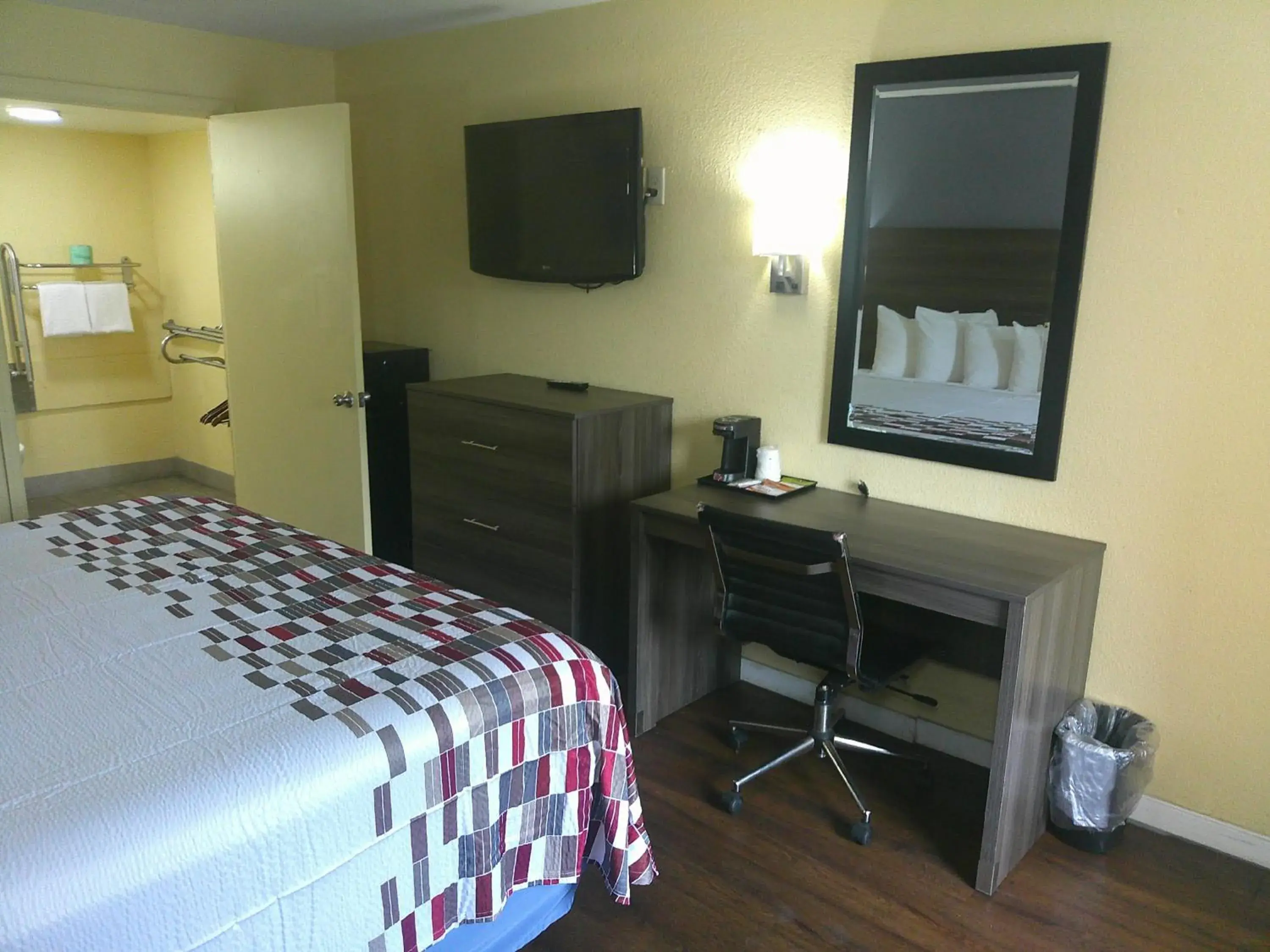 Superior King Room Smoking in Red Roof Inn Hampton Coliseum Superior King Room Smoking in Red Roof Inn Hampton Coliseum