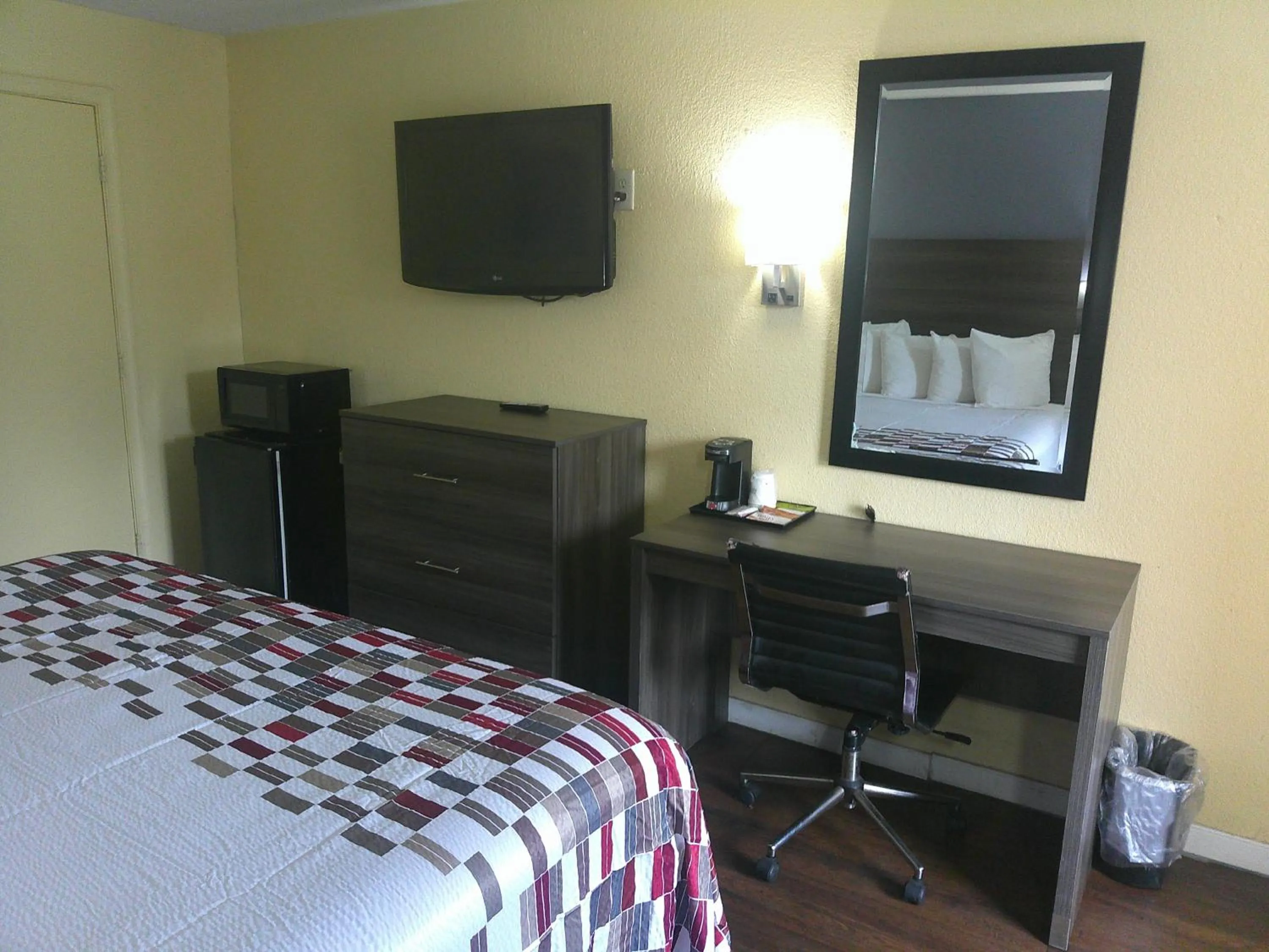 Bedroom, Bed in Red Roof Inn Hampton Coliseum