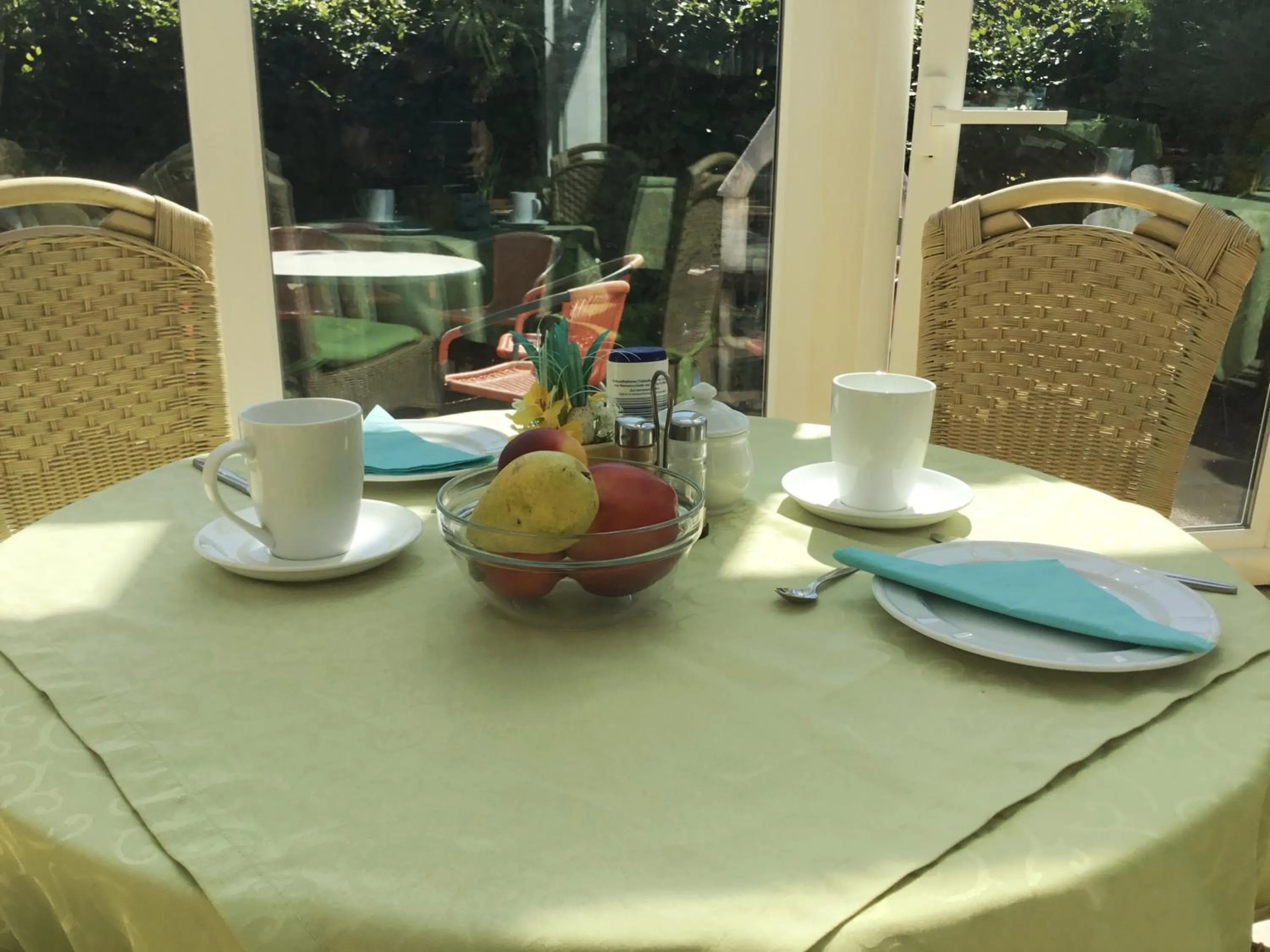 Food and drinks in Panorama Hotel Pension Frohnau