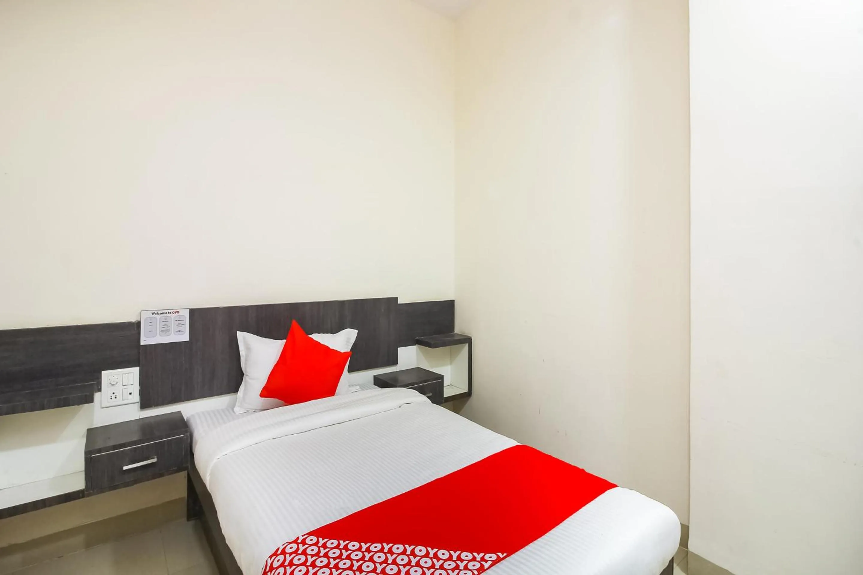 Bedroom, Bed in Hotel O Unique Inn