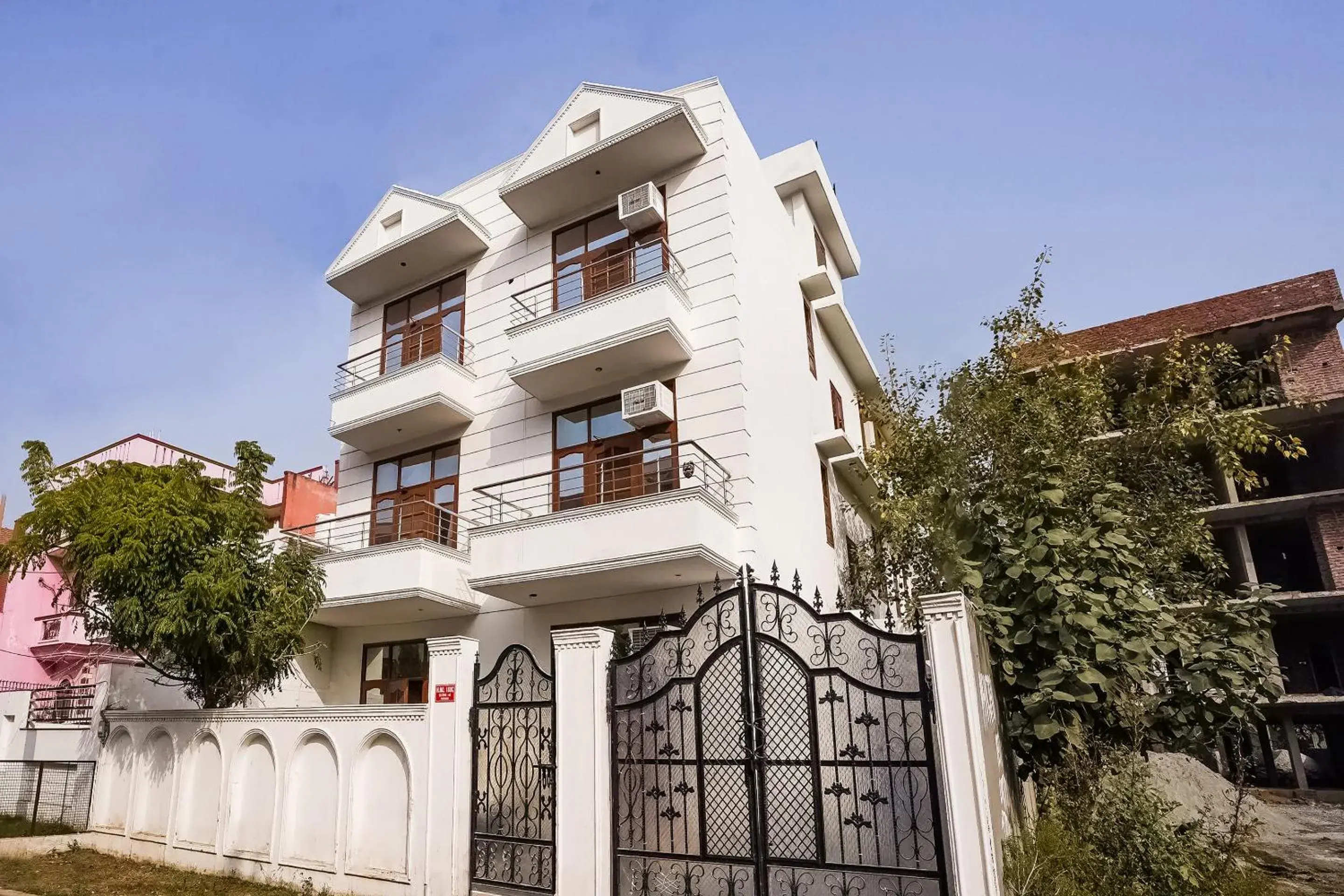 Facade/entrance in Hotel O Royal Inn Facade/entrance in Hotel O Royal Inn