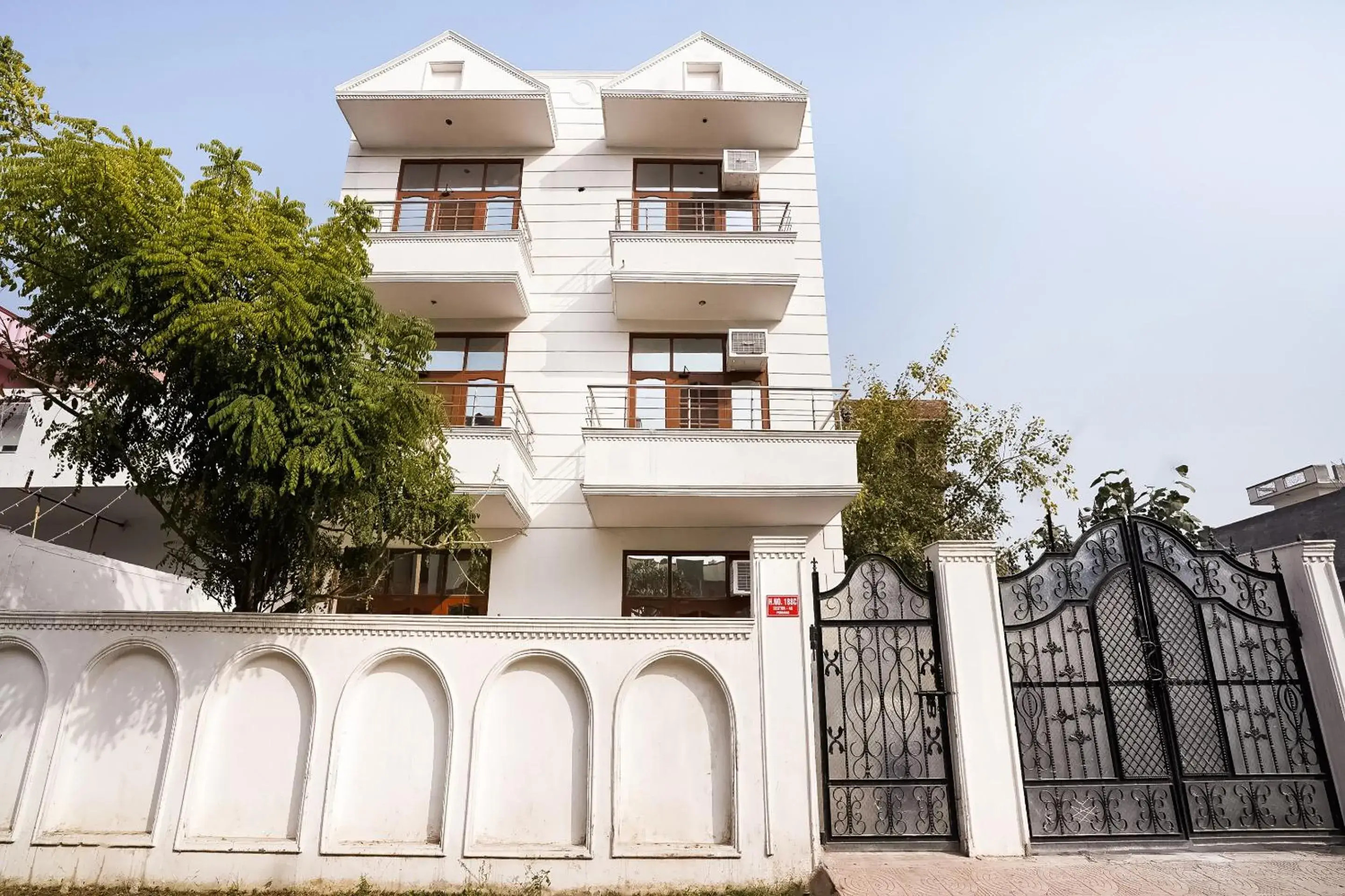 Facade/entrance in Hotel O Royal Inn Facade/entrance in Hotel O Royal Inn