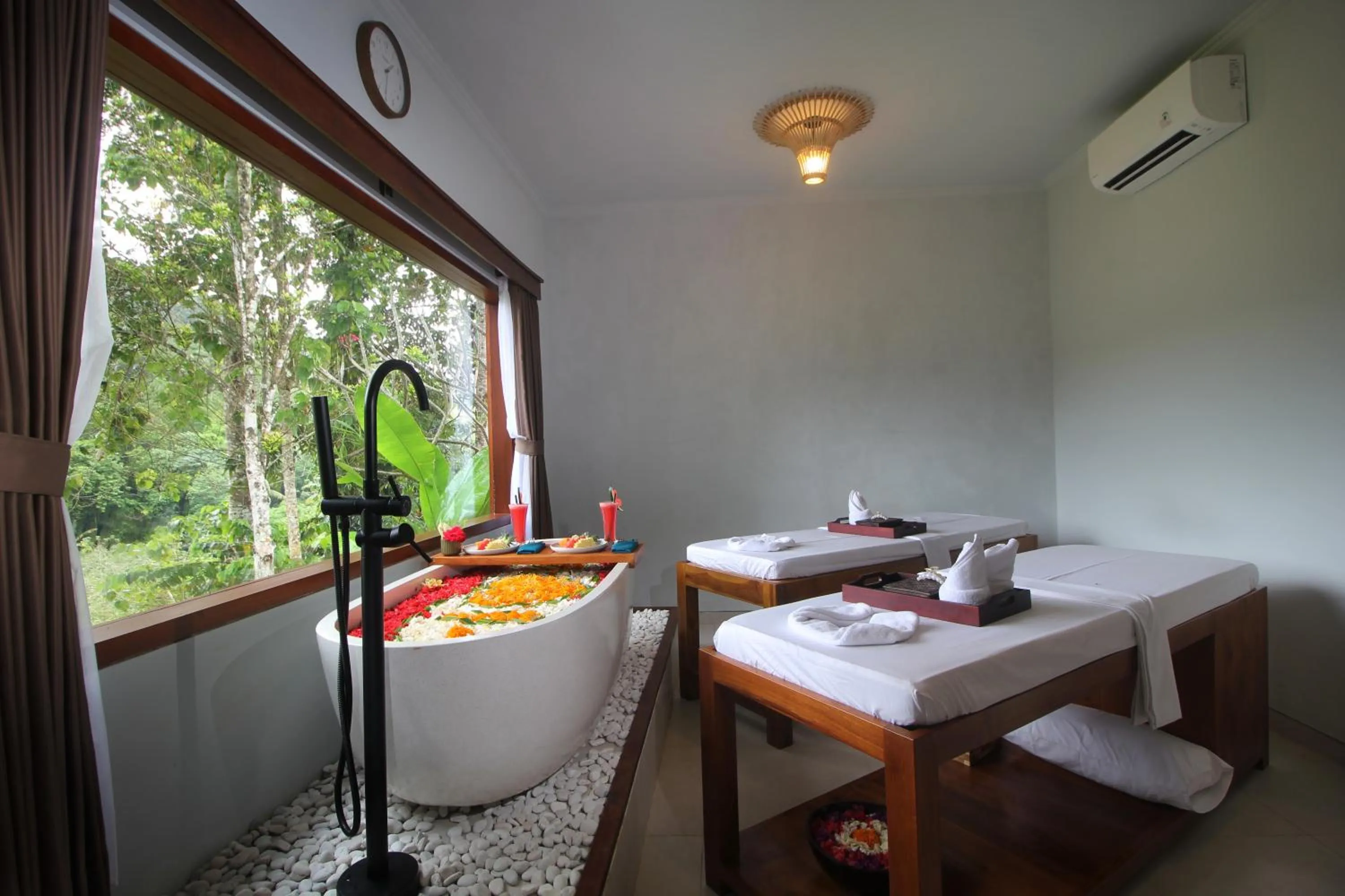 Massage in The Sidemen Villa