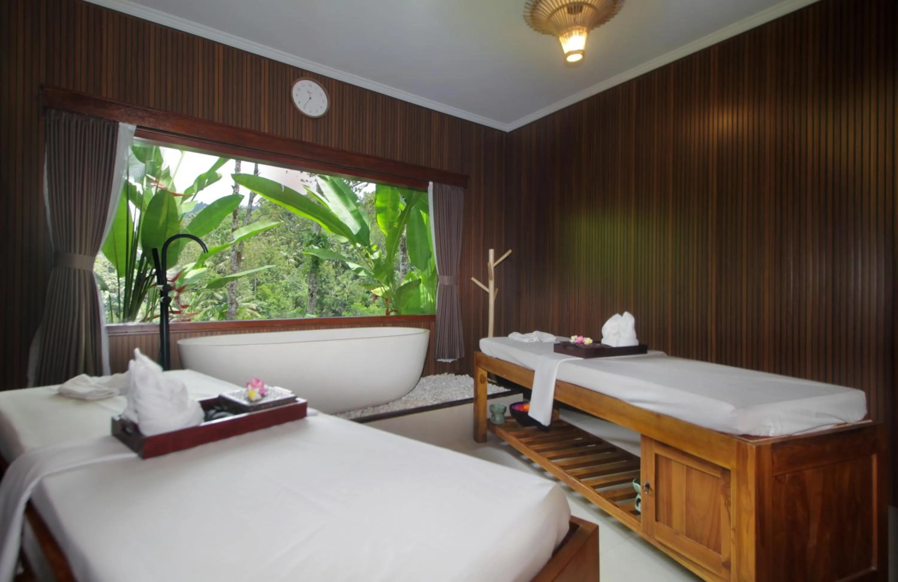 Spa and wellness centre/facilities, Bed in The Sidemen Villa