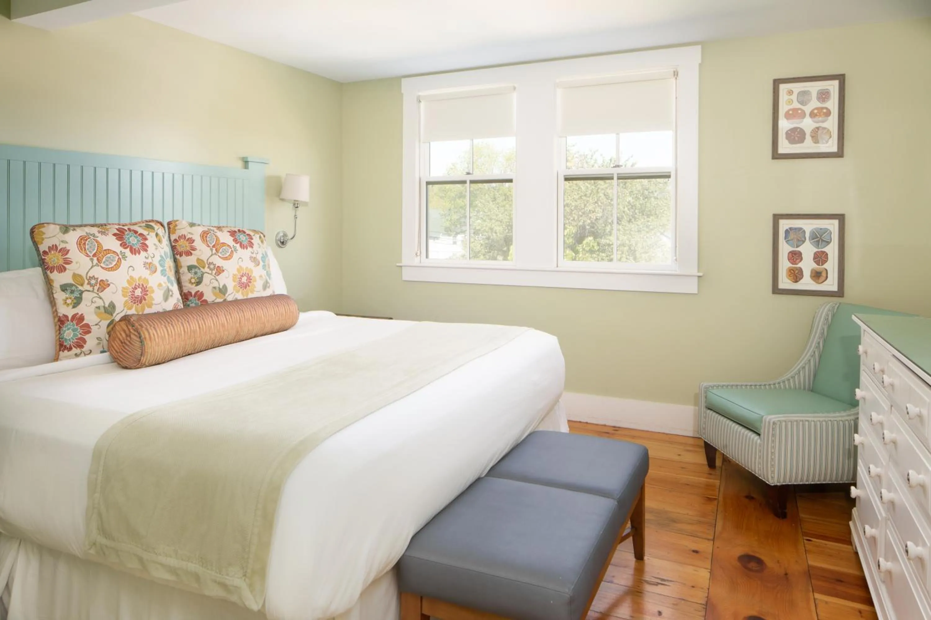 Deluxe King Room in Colonial Inn