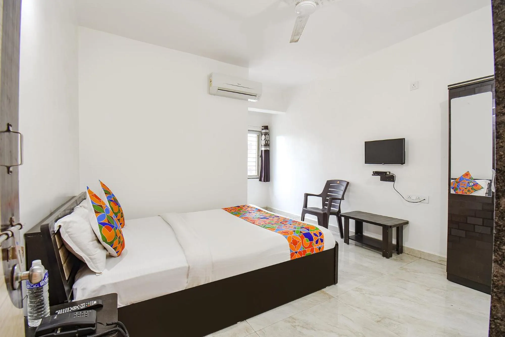 Communal lounge/ TV room, Bed in Via Shivsai Palace - Nr Shree Krishna Temple