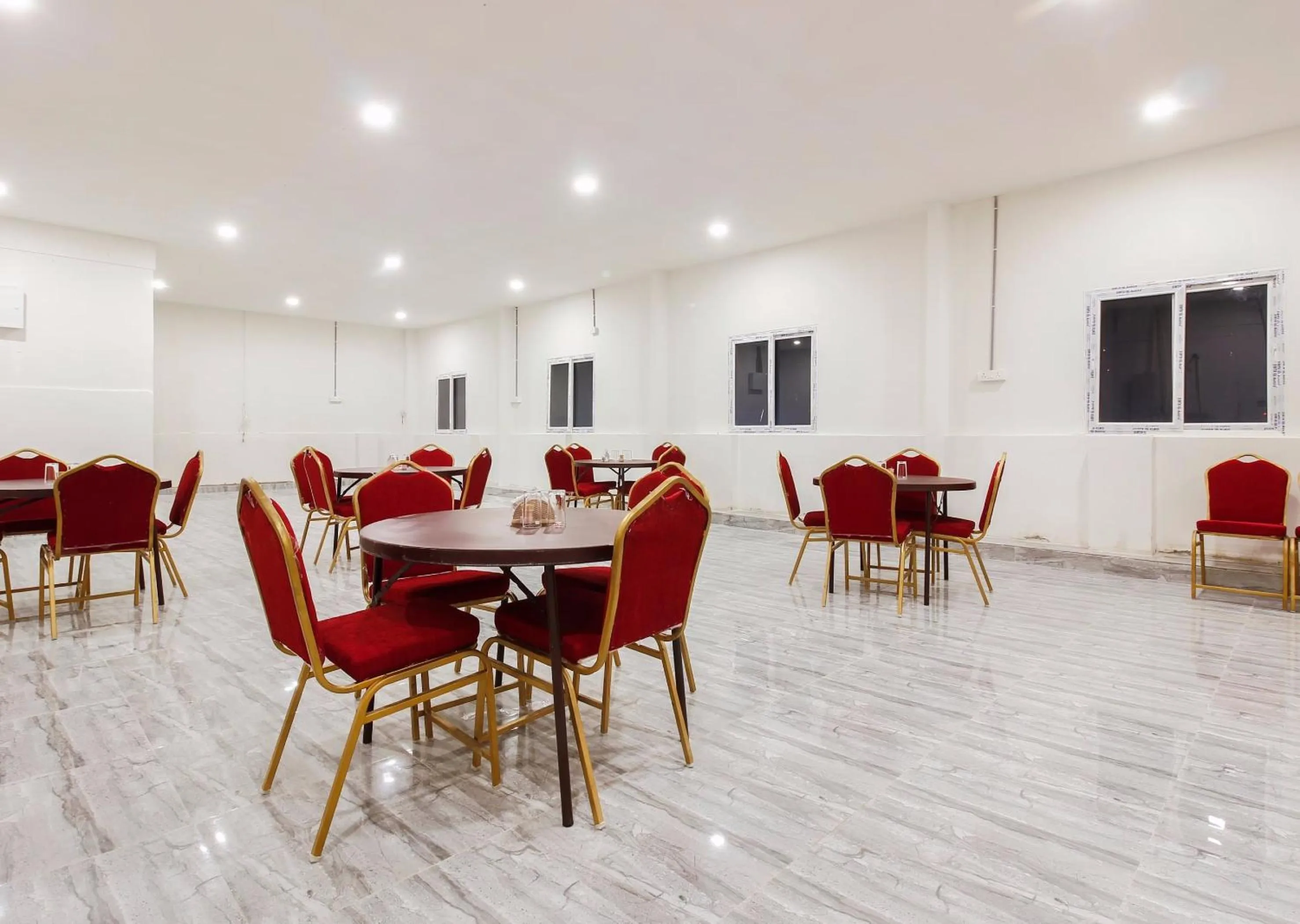 Restaurant/places to eat in Super Capital O Che Sigma Hotel