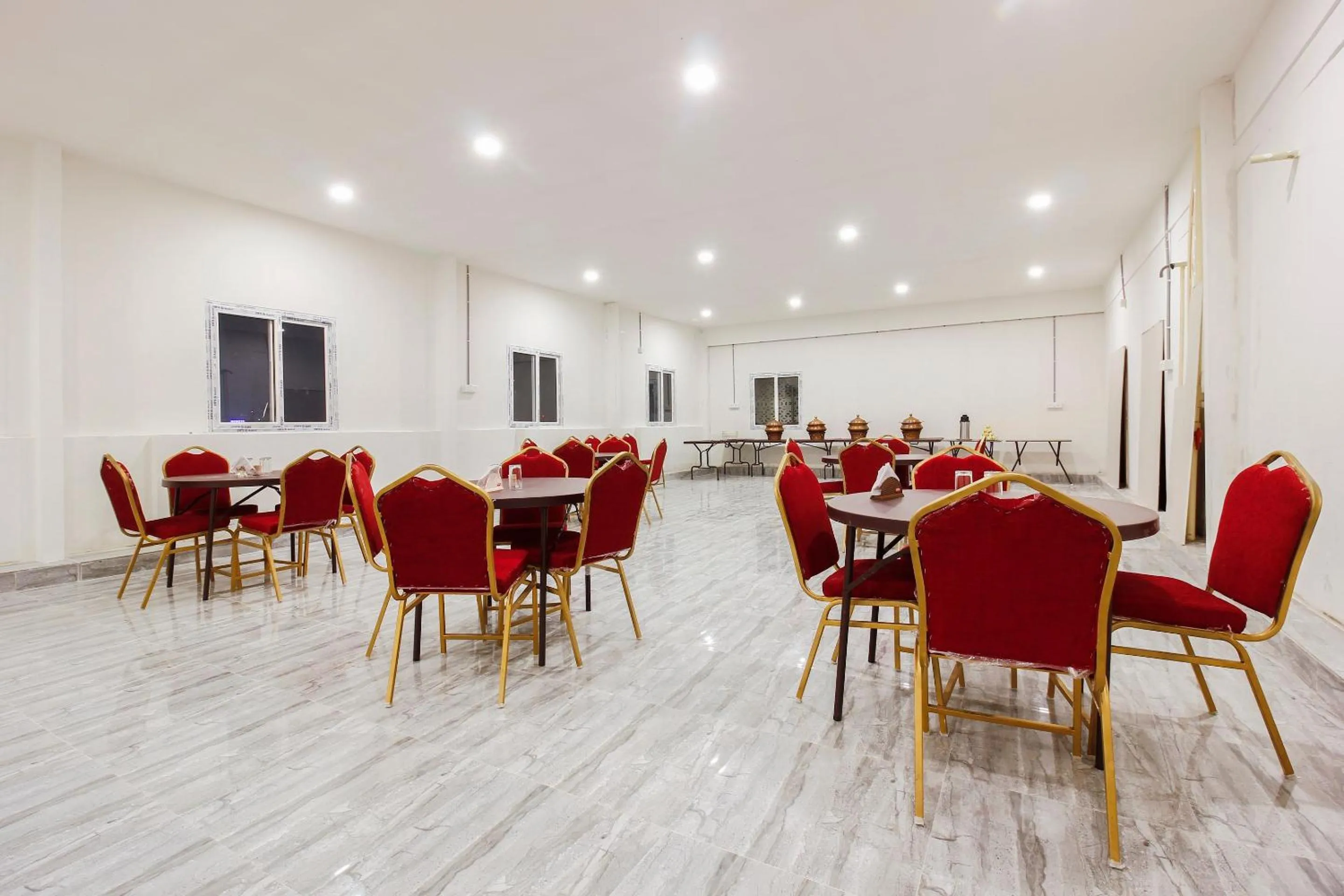 Restaurant/places to eat in Super Capital O Che Sigma Hotel