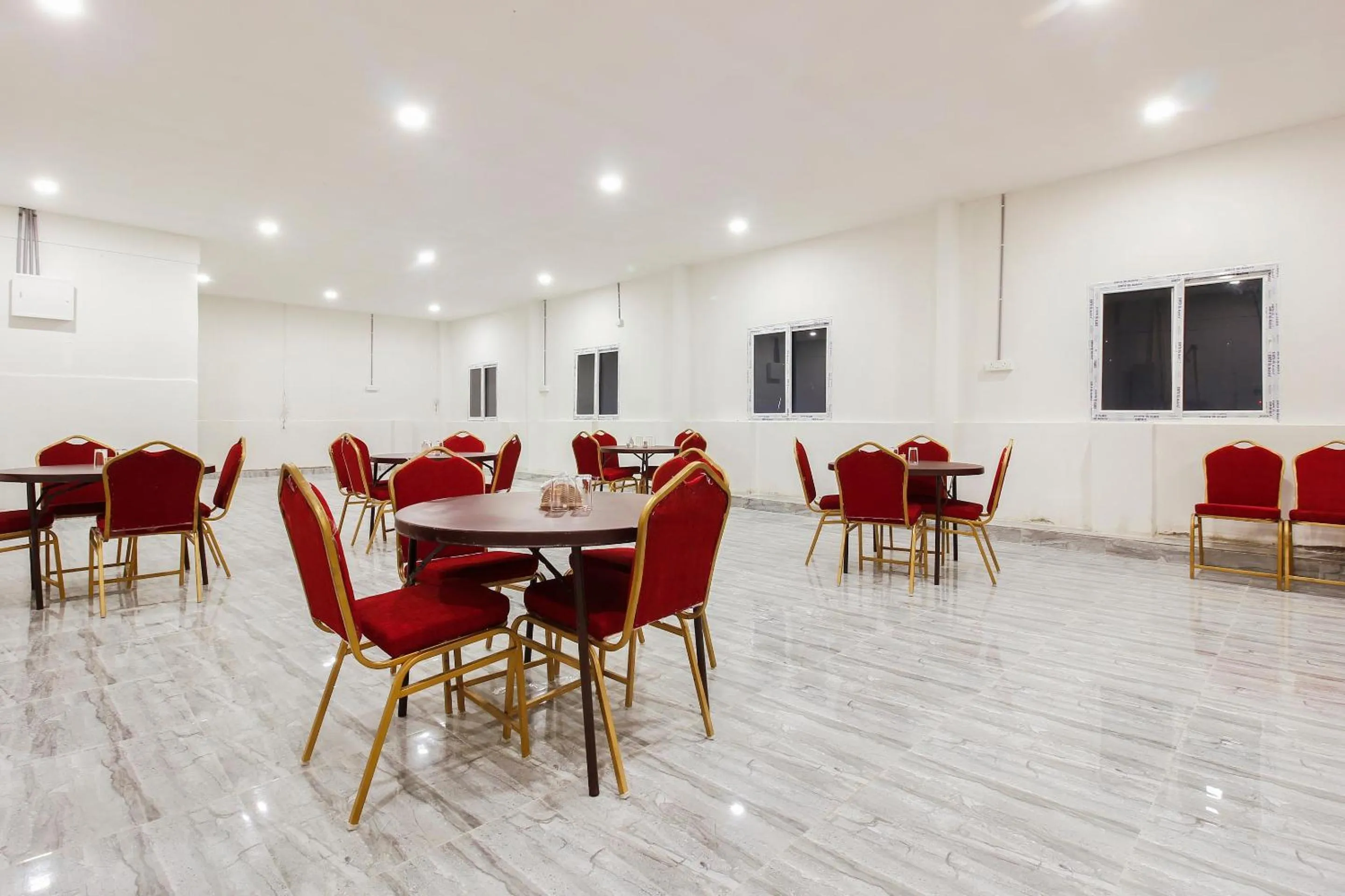 Restaurant/places to eat in Super Capital O Che Sigma Hotel