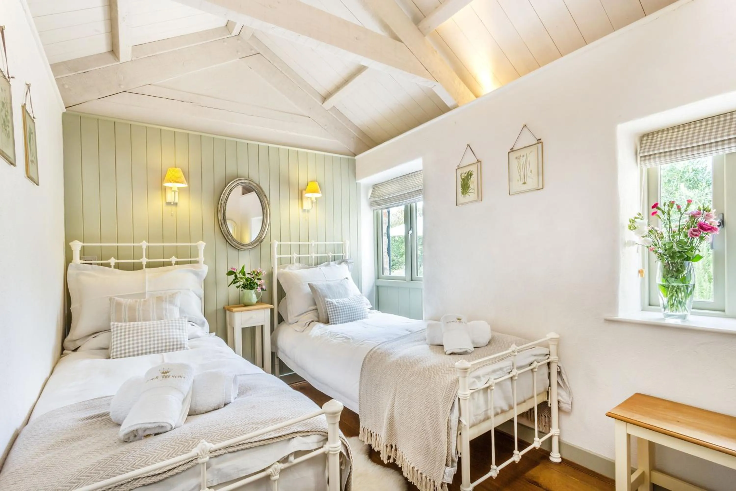 Bed in Pear Tree Barn - Amazing Country views - Pet friendly - Balcony