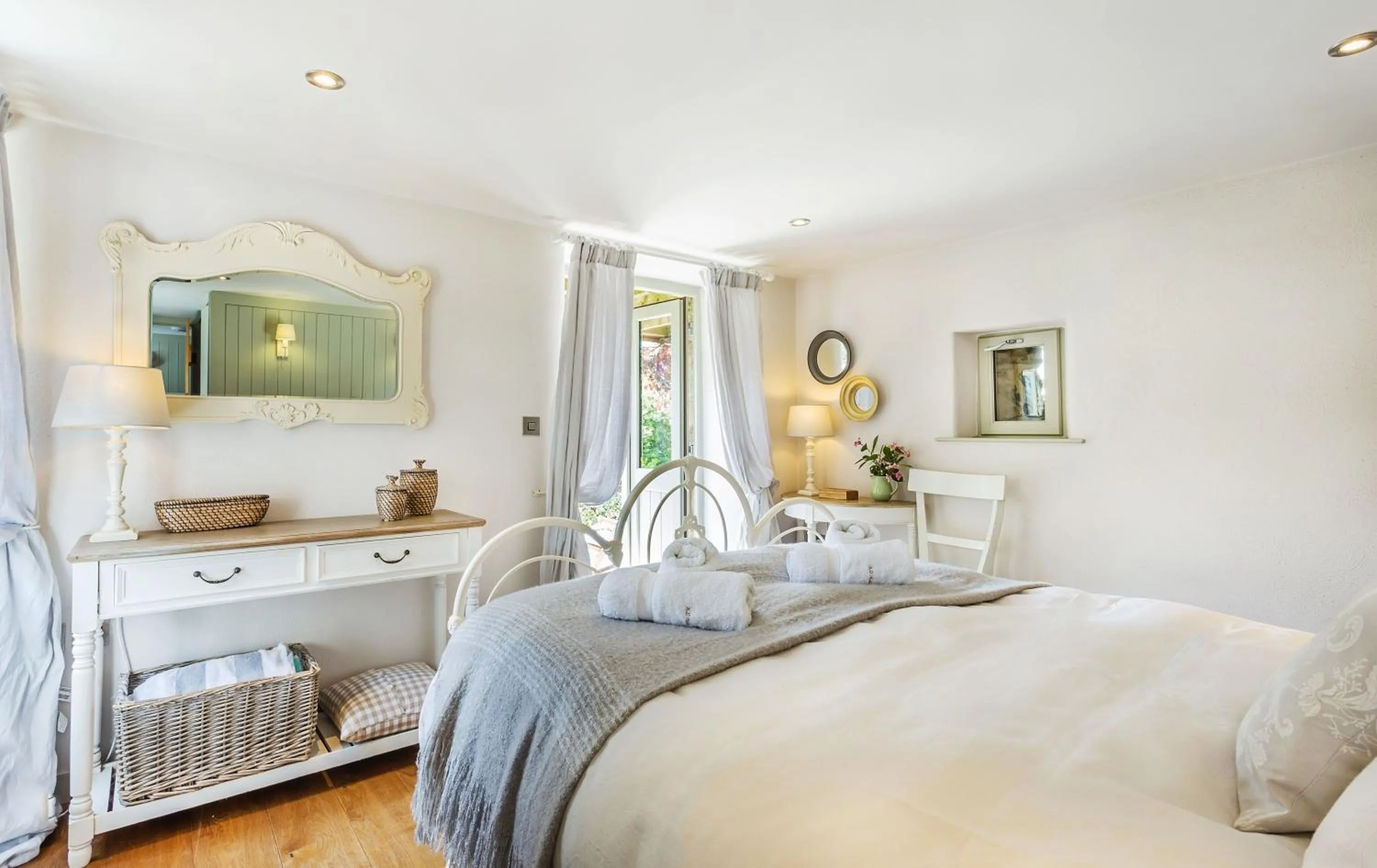 Bed in Pear Tree Barn - Amazing Country views - Pet friendly - Balcony