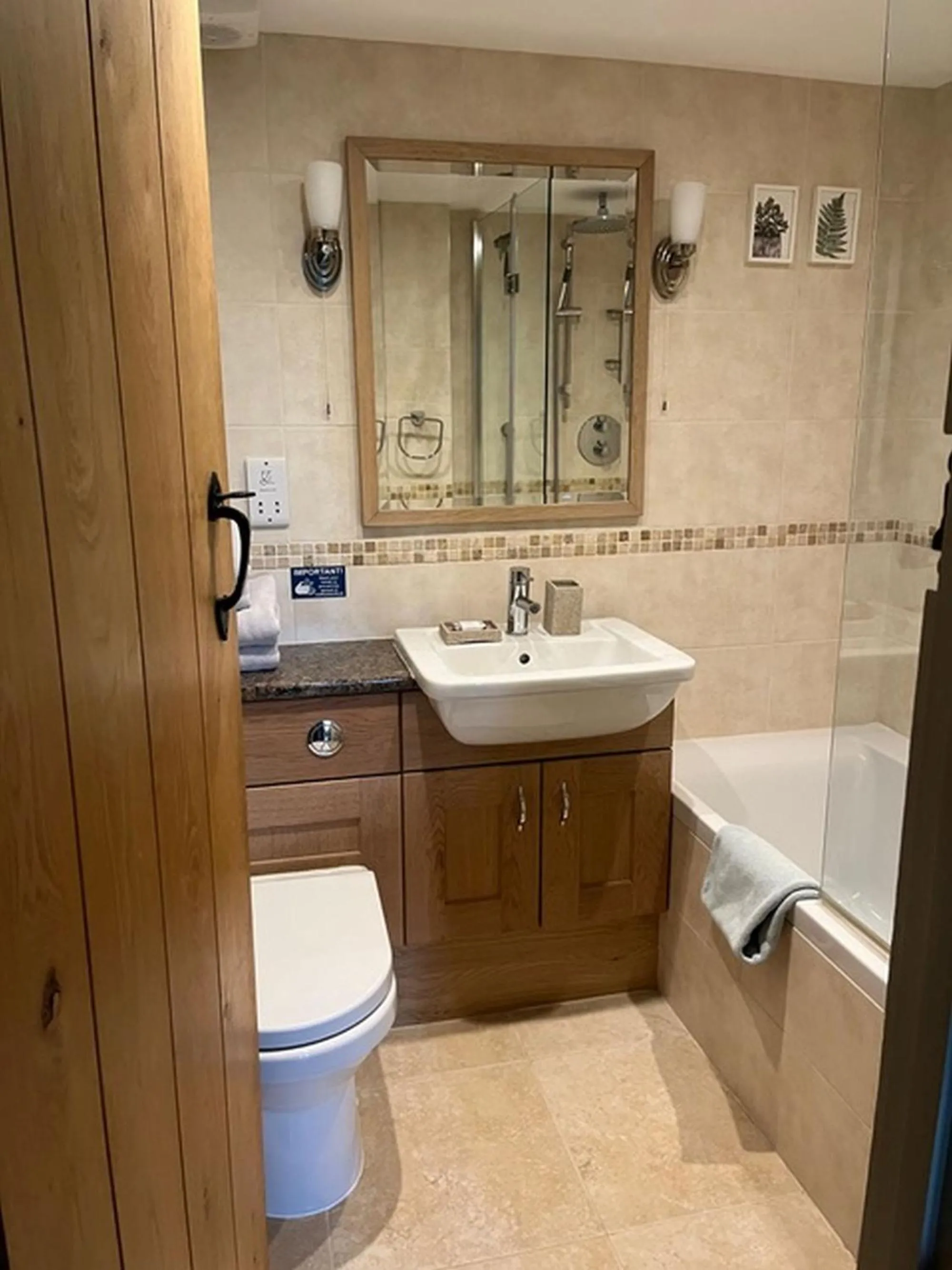 Shower in Pear Tree Barn - Amazing Country views - Pet friendly - Balcony