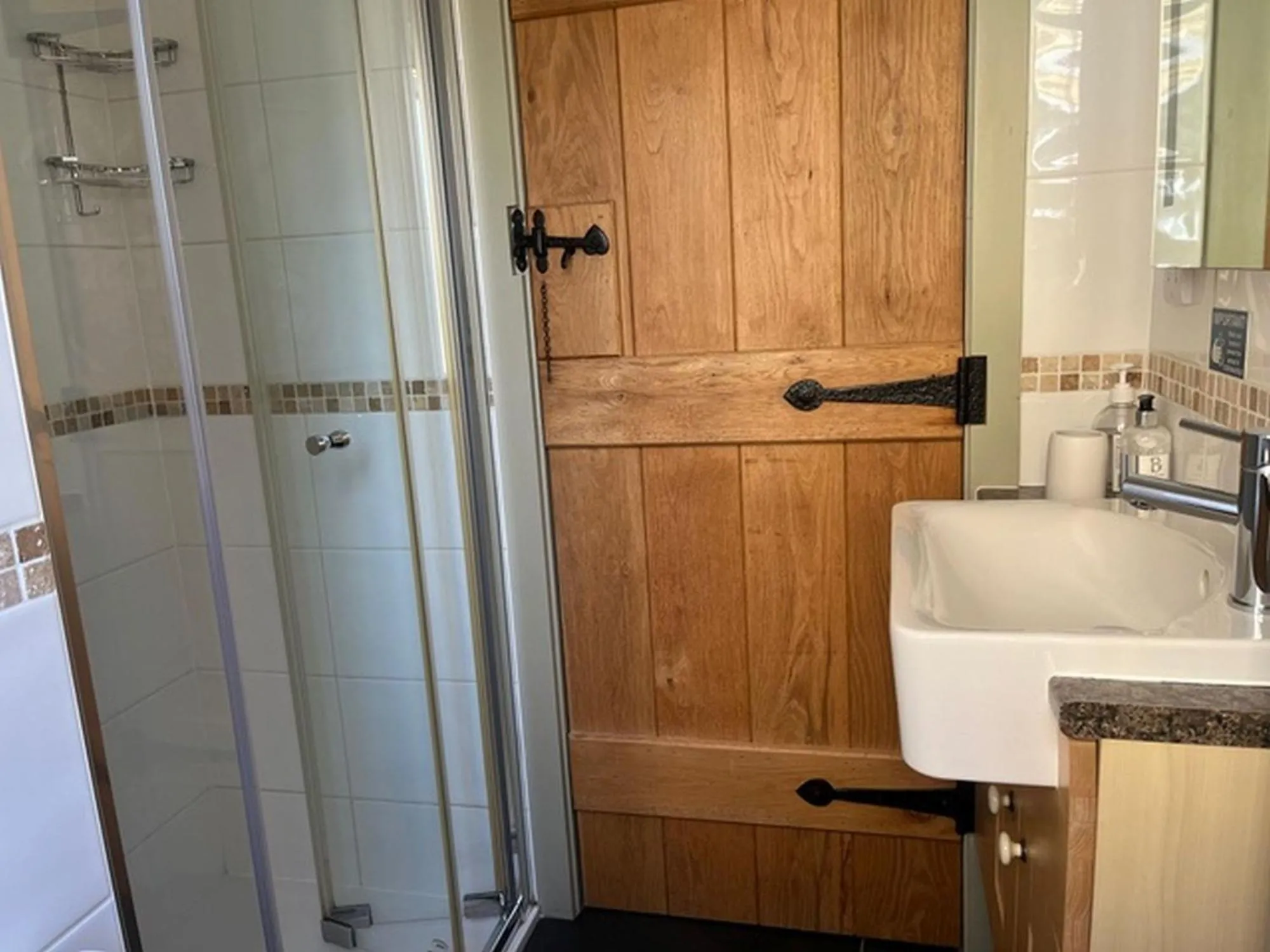 Shower in Pear Tree Barn - Amazing Country views - Pet friendly - Balcony
