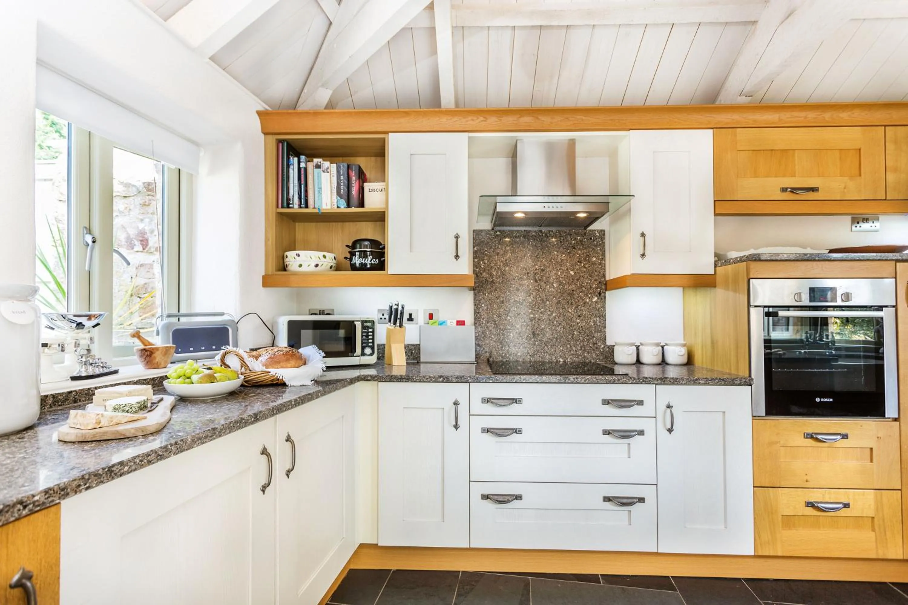 Kitchen or kitchenette in Pear Tree Barn - Amazing Country views - Pet friendly - Balcony