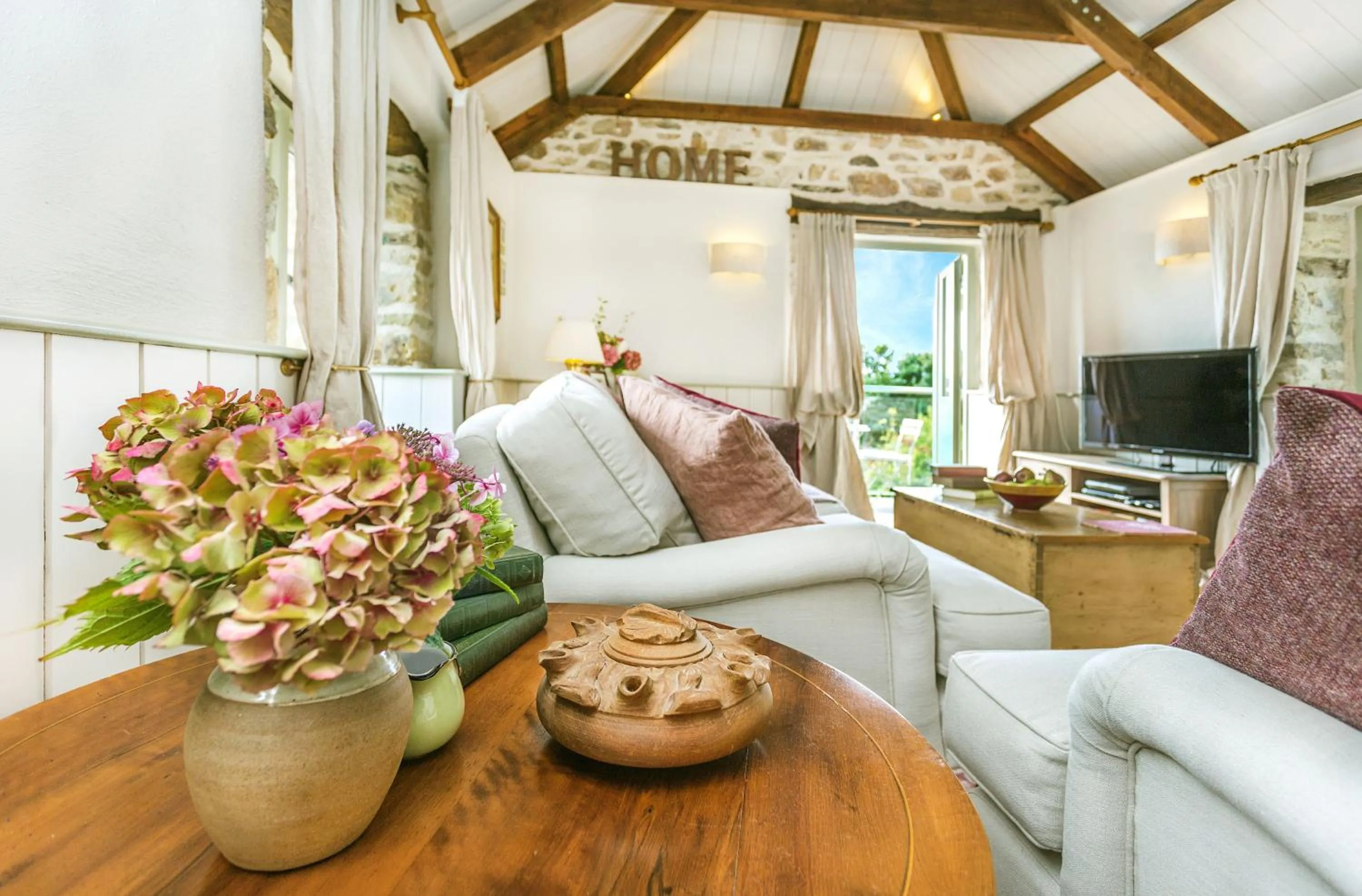 TV and multimedia in Pear Tree Barn - Amazing Country views - Pet friendly - Balcony