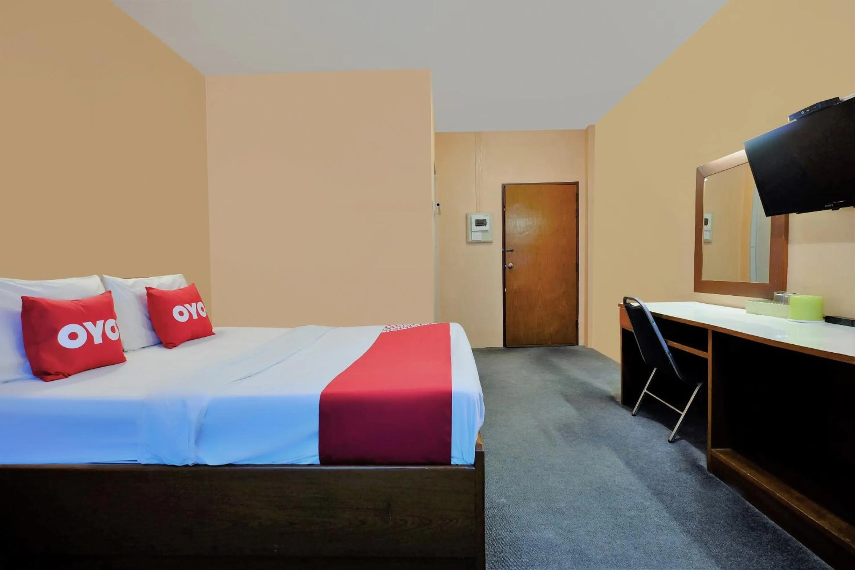 Bedroom, Bed in OYO 588 Rose In Mansion