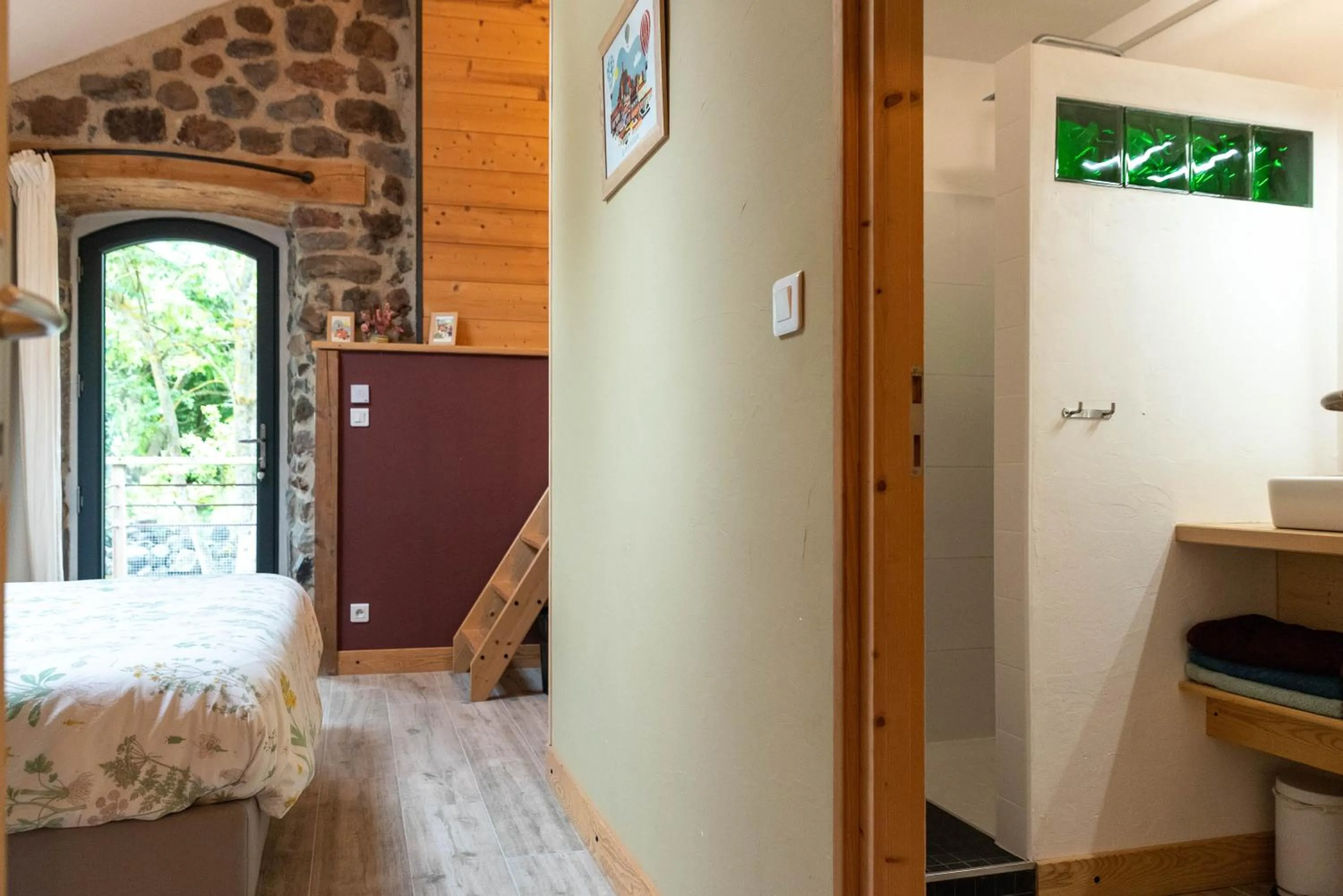 Bathroom, Bed in Les Balcons de la Terrasse