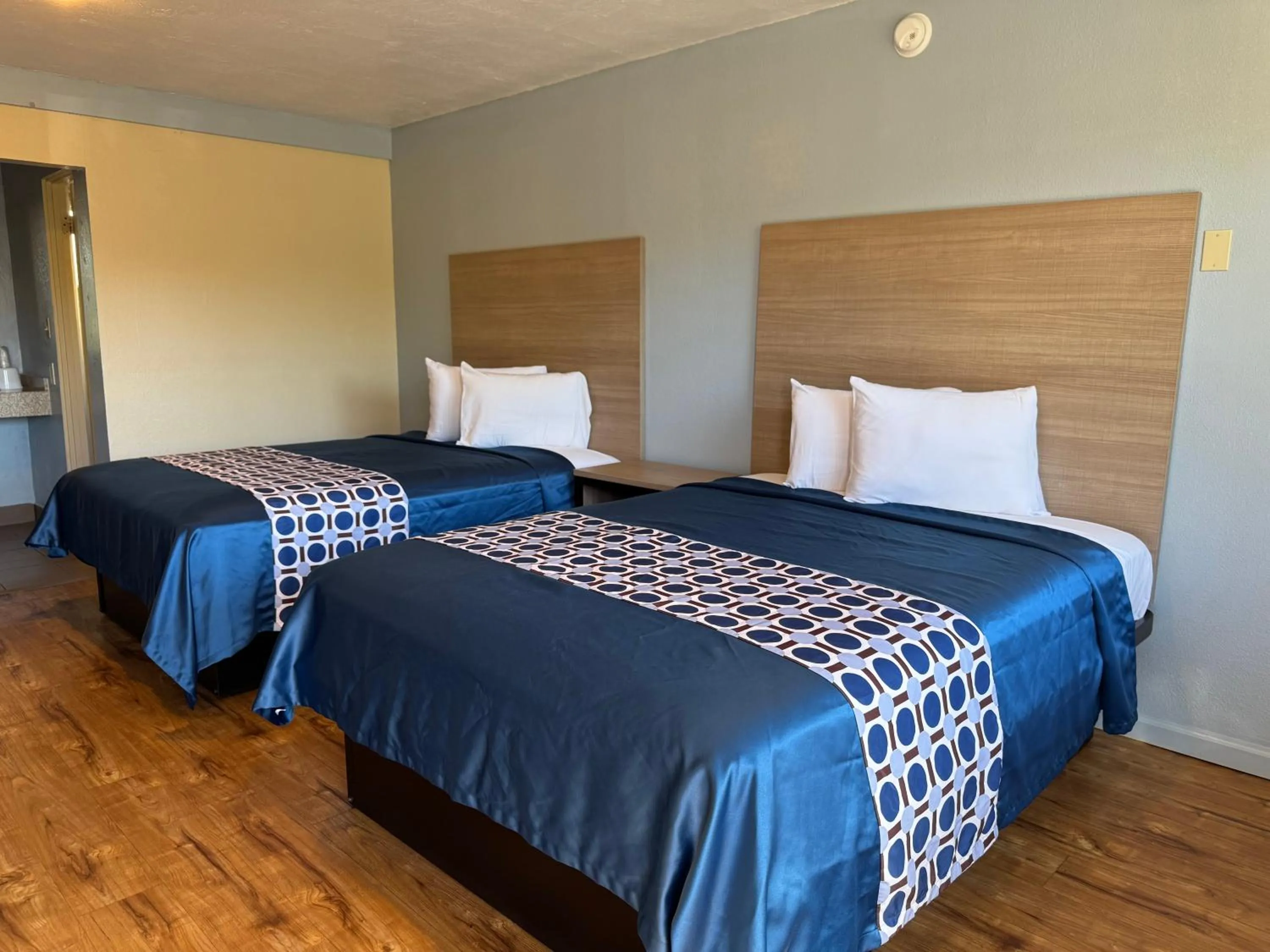 Bedroom, Bed in Discovery Inn