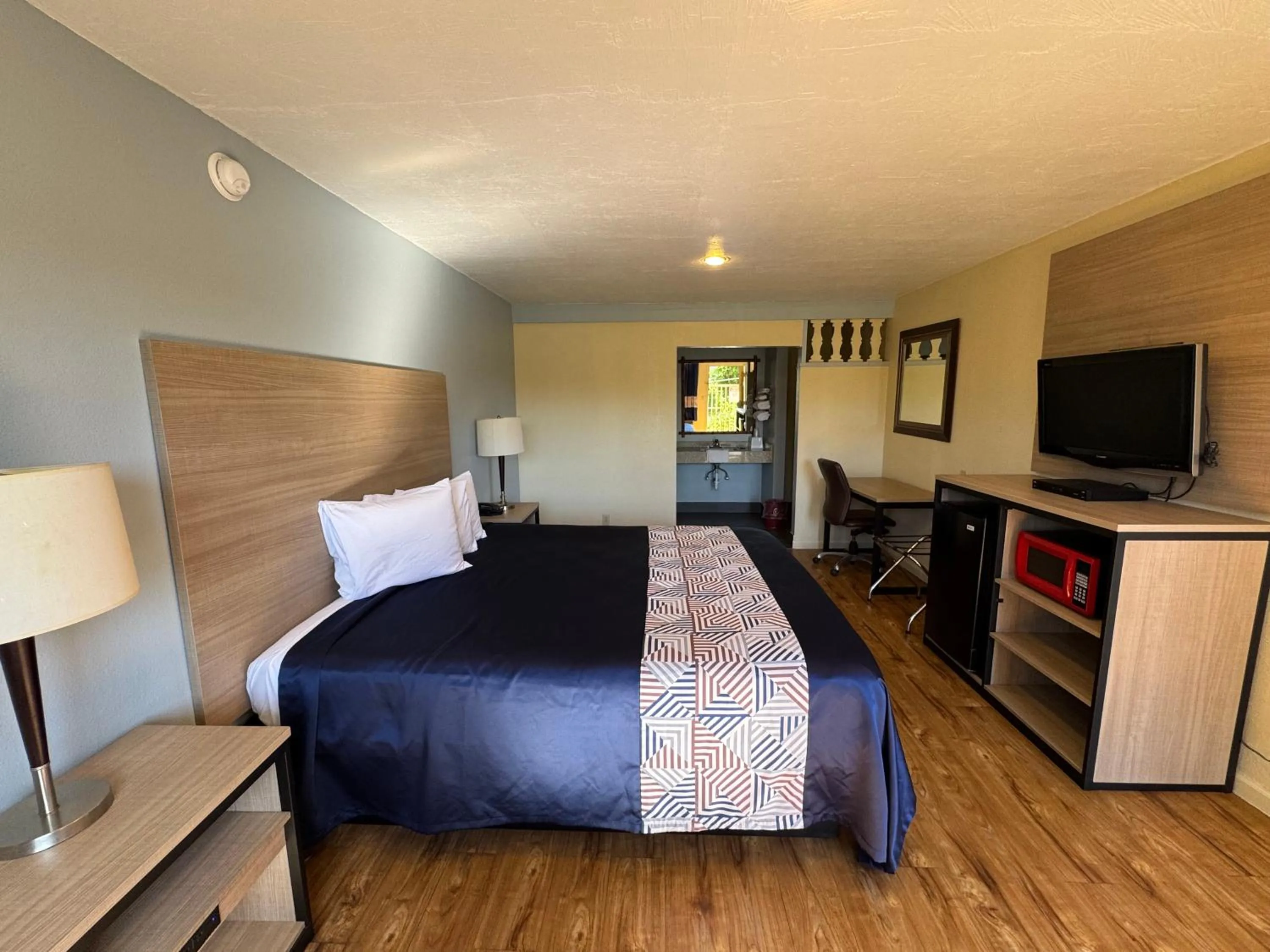 Photo of the whole room, Bed in Discovery Inn