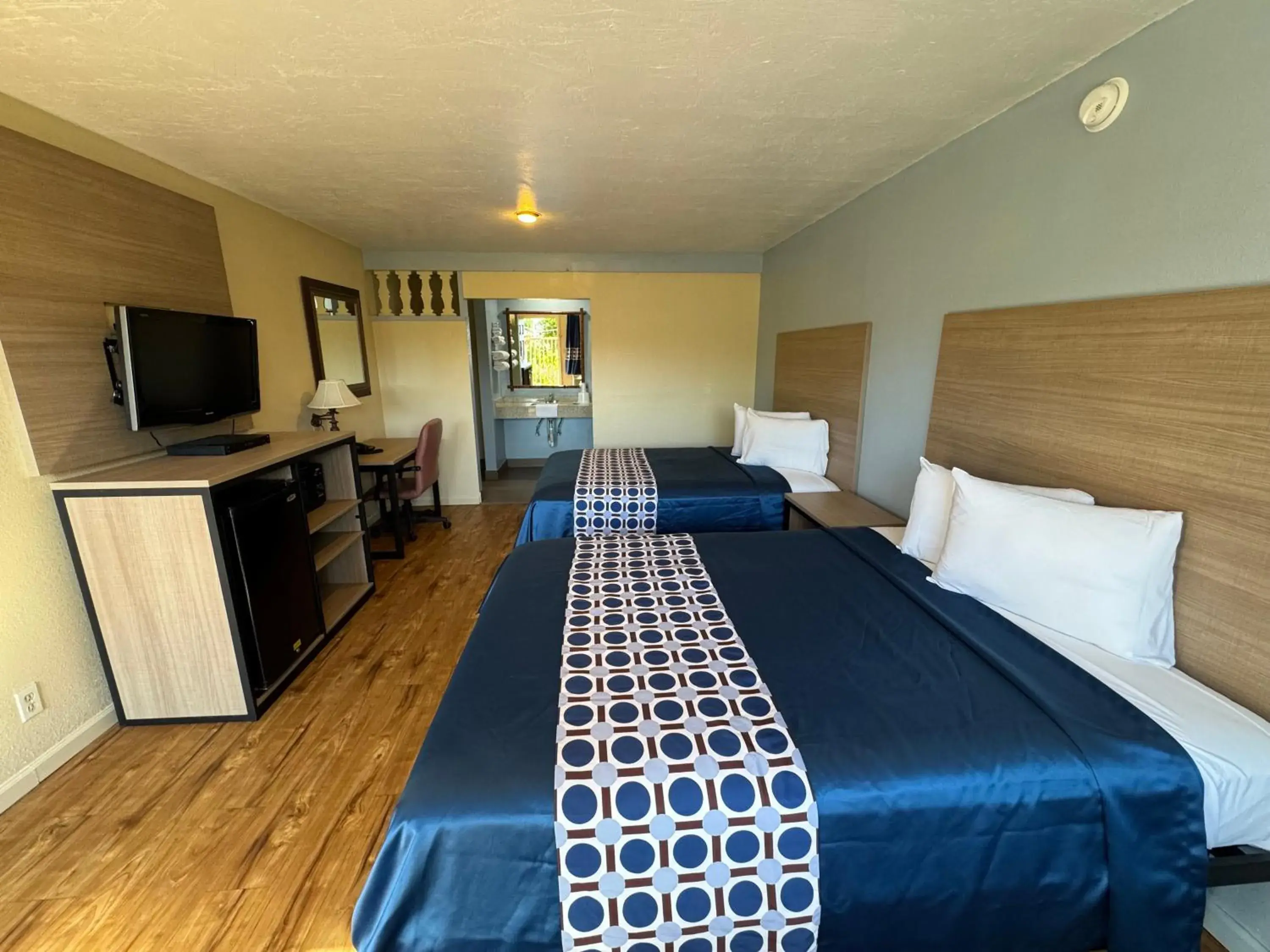 Double Room with Two Double Beds - Non-Smoking in Discovery Inn Double Room with Two Double Beds - Non-Smoking in Discovery Inn