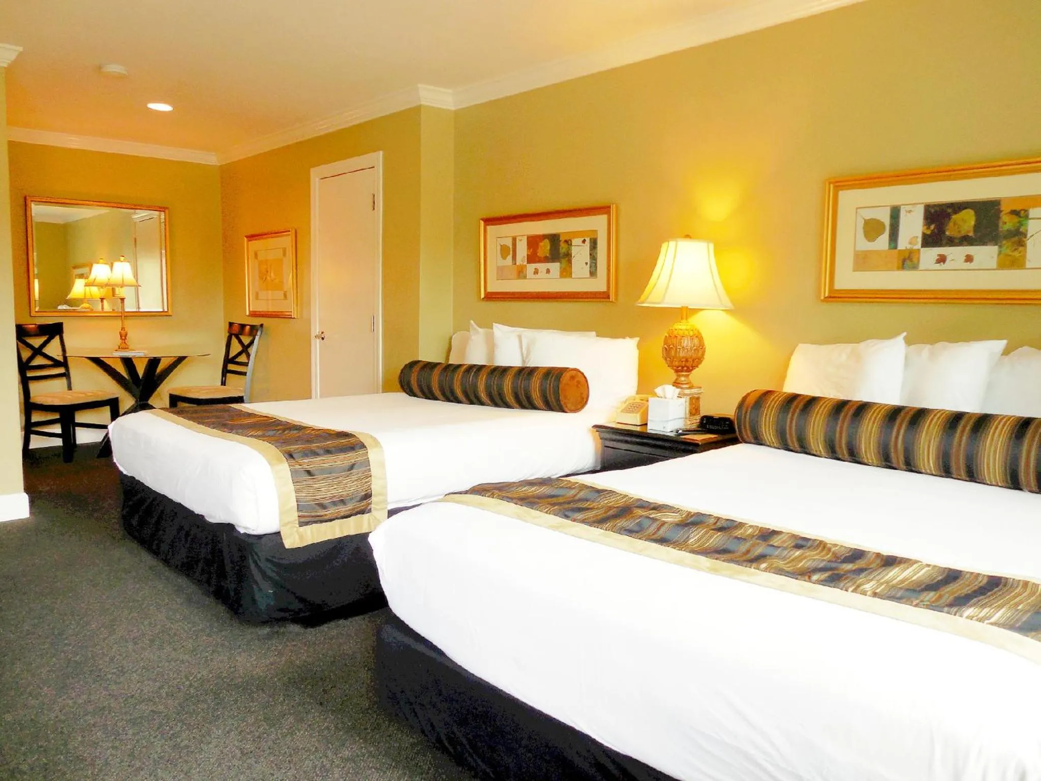 Bed in Sea Breeze Inn - Pacific Grove